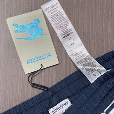 BURBERRY 格纹战马标格纹沙滩短裤,面料舒适有弹性,简约百搭设计,裤口logo图案点缀 腰际抽绳款 BURBERRY 格纹战马标格纹沙滩短裤,面料舒适有弹性,简约百搭设计,裤口logo图案点缀 腰际抽绳款