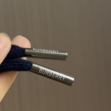 BURBERRY 格纹战马标格纹沙滩短裤,面料舒适有弹性,简约百搭设计,裤口logo图案点缀 腰际抽绳款 BURBERRY 格纹战马标格纹沙滩短裤,面料舒适有弹性,简约百搭设计,裤口logo图案点缀 腰际抽绳款