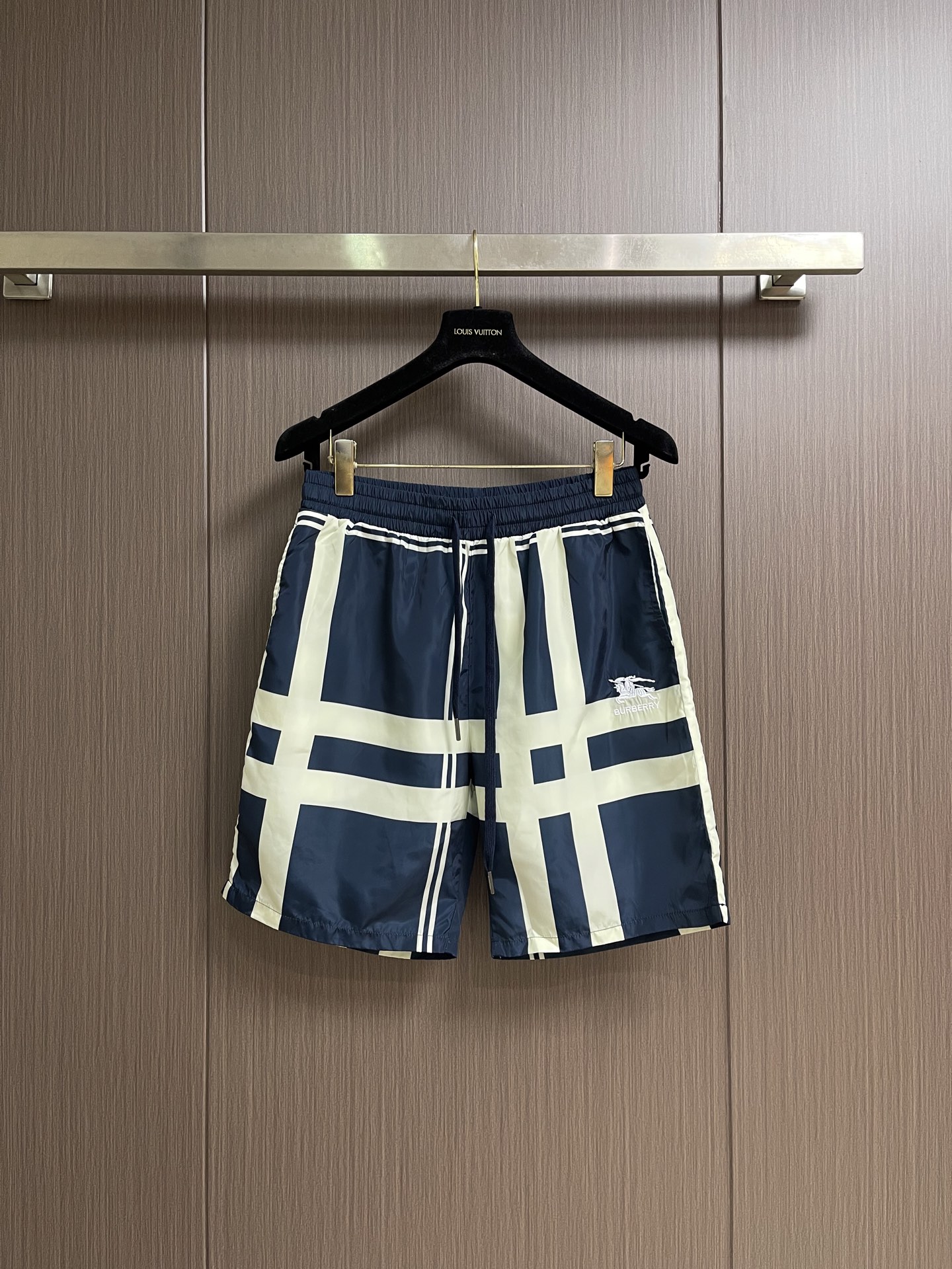 BURBERRY 格纹战马标格纹沙滩短裤，面料舒适有弹性，简约百搭设计，裤口logo图案点缀 腰际抽绳款
