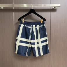 BURBERRY 格纹战马标格纹沙滩短裤,面料舒适有弹性,简约百搭设计,裤口logo图案点缀 腰际抽绳款 BURBERRY 格纹战马标格纹沙滩短裤,面料舒适有弹性,简约百搭设计,裤口logo图案点缀 腰际抽绳款