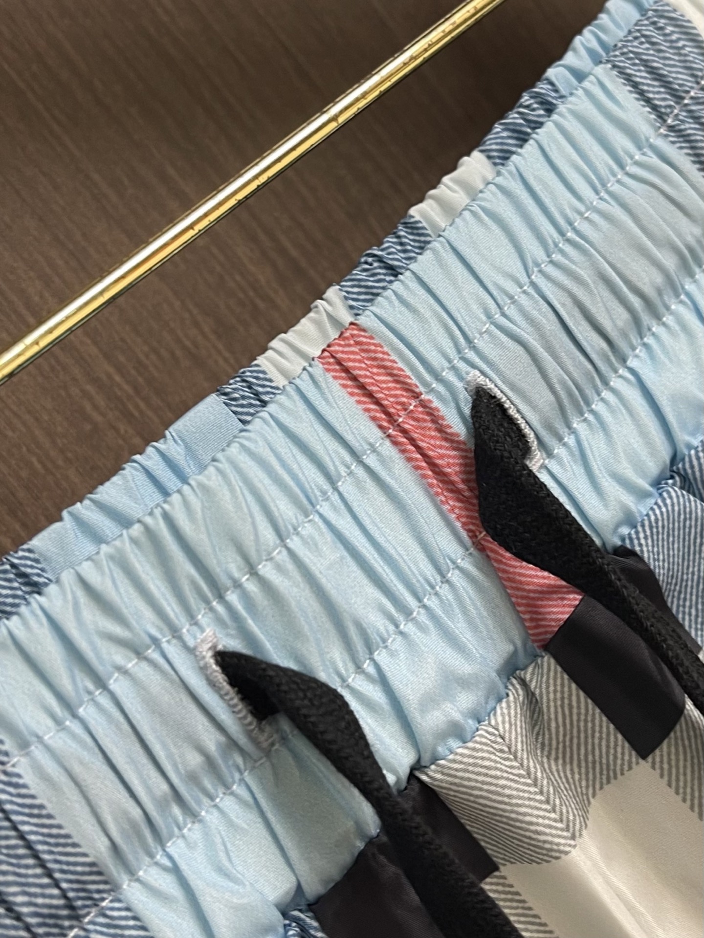 Burberry 新款速干沙滩短裤，定制面料，版型紧致立体，直条纹拼接，定制裤绳，质感强，顺滑，上身舒适