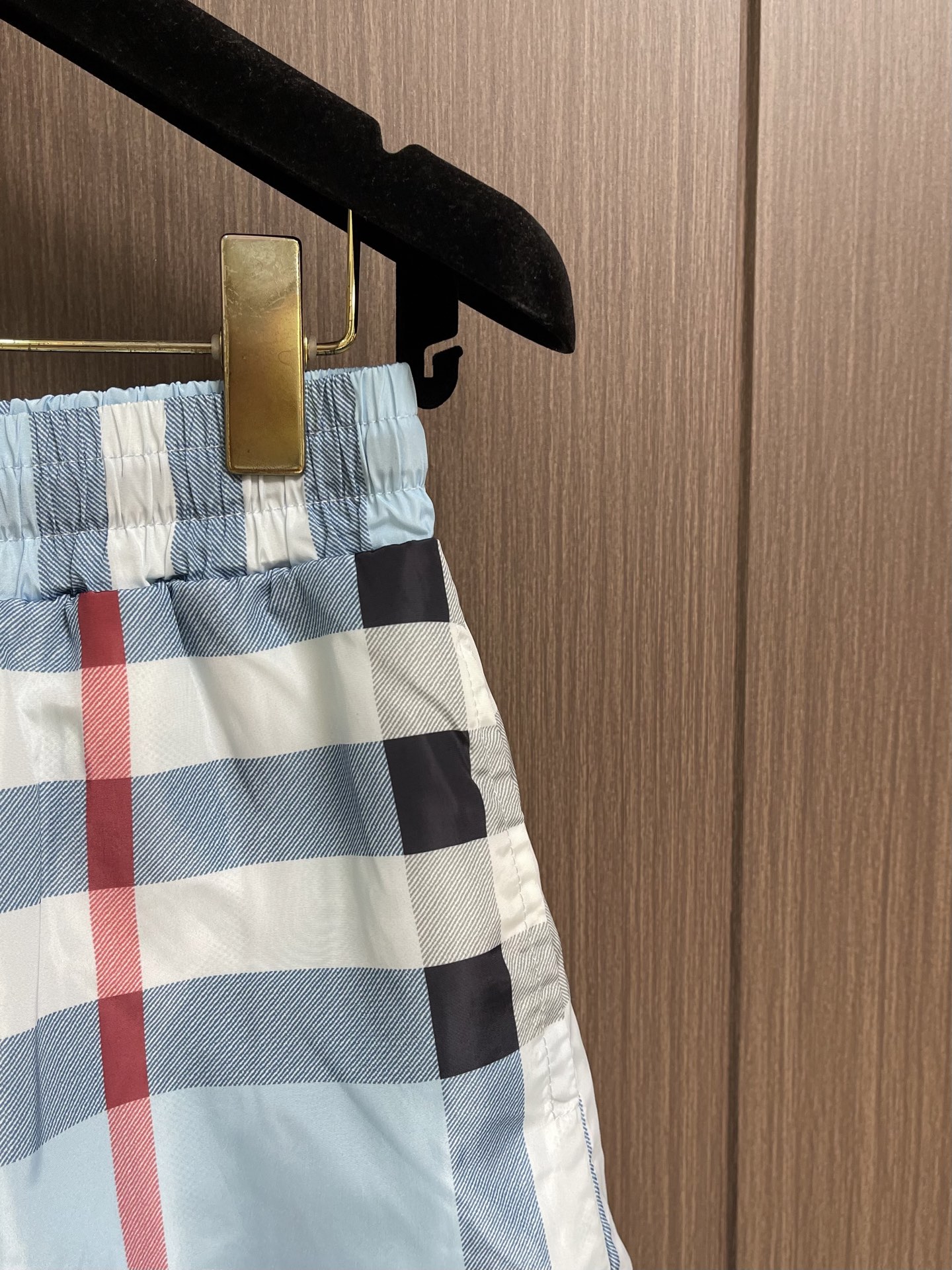 Burberry 新款速干沙滩短裤，定制面料，版型紧致立体，直条纹拼接，定制裤绳，质感强，顺滑，上身舒适