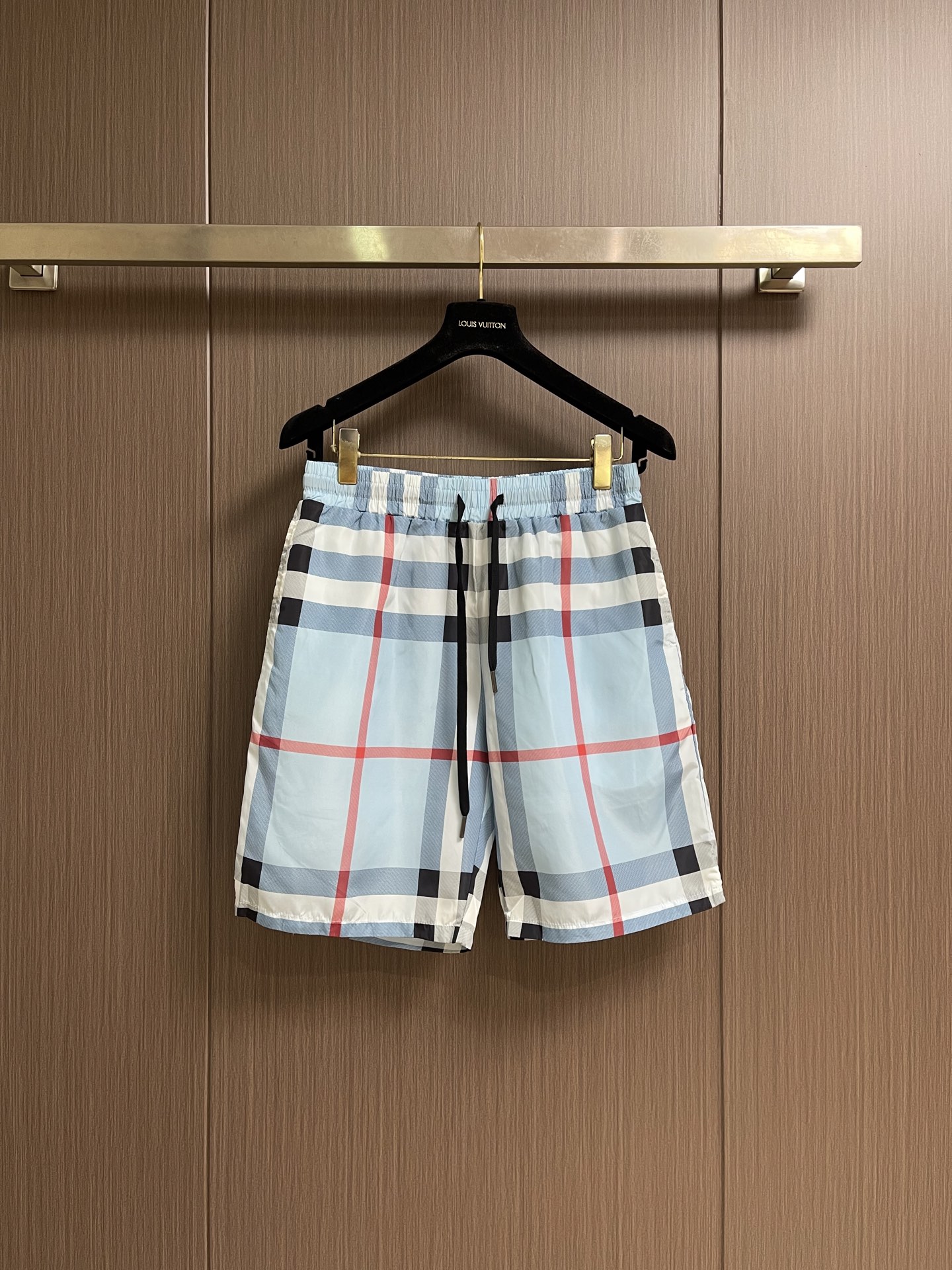 Burberry 新款速干沙滩短裤，定制面料，版型紧致立体，直条纹拼接，定制裤绳，质感强，顺滑，上身舒适