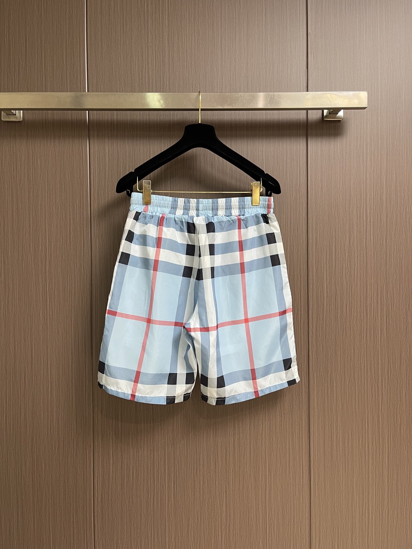 Burberry 新款速干沙滩短裤，定制面料，版型紧致立体，直条纹拼接，定制裤绳，质感强，顺滑，上身舒适