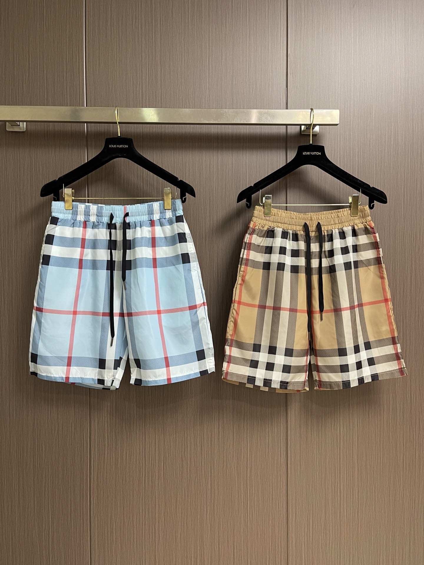 Burberry 新款速干沙滩短裤，定制面料，版型紧致立体，直条纹拼接，定制裤绳，质感强，顺滑，上身舒适
