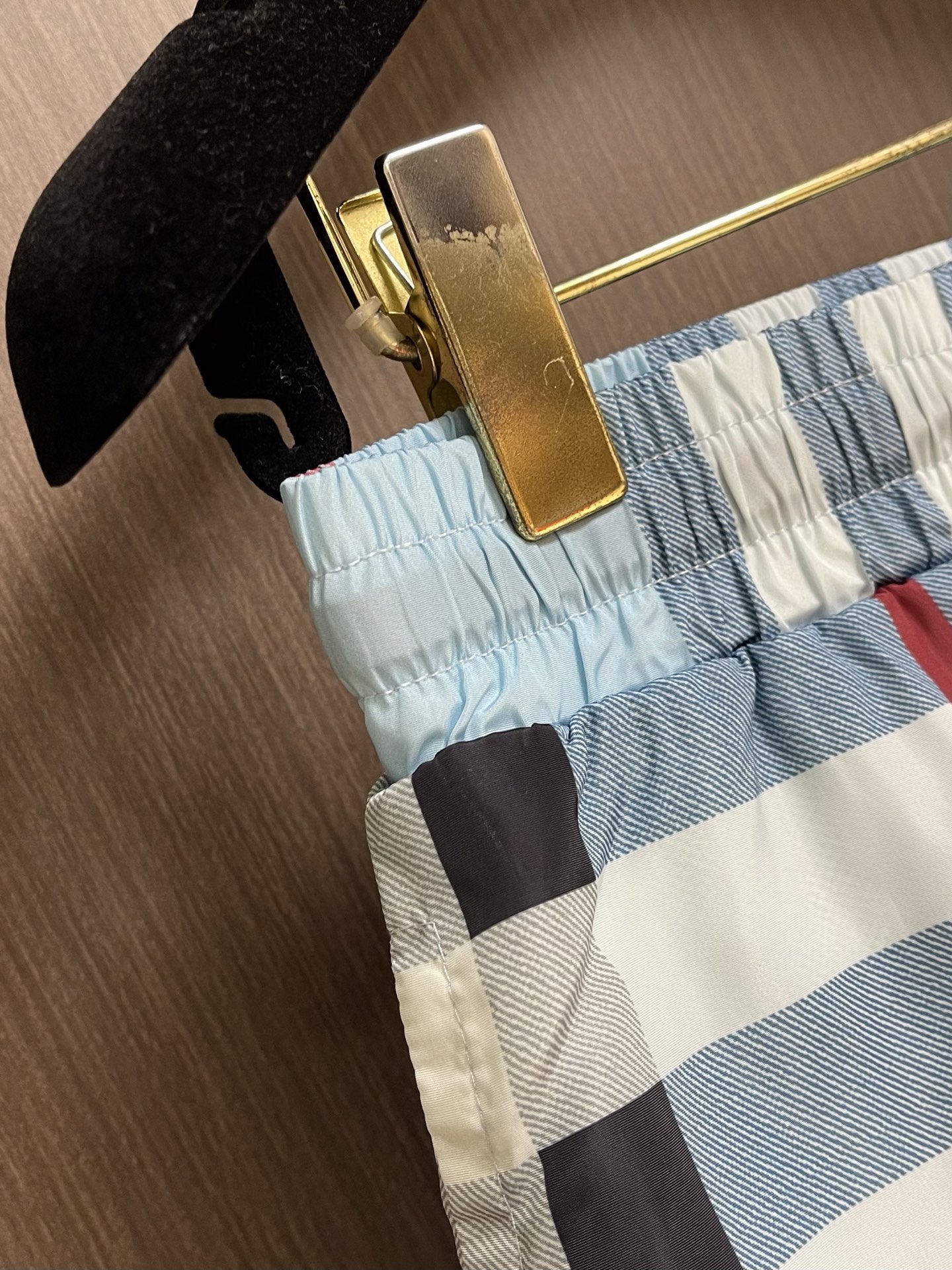 Burberry 新款速干沙滩短裤，定制面料，版型紧致立体，直条纹拼接，定制裤绳，质感强，顺滑，上身舒适