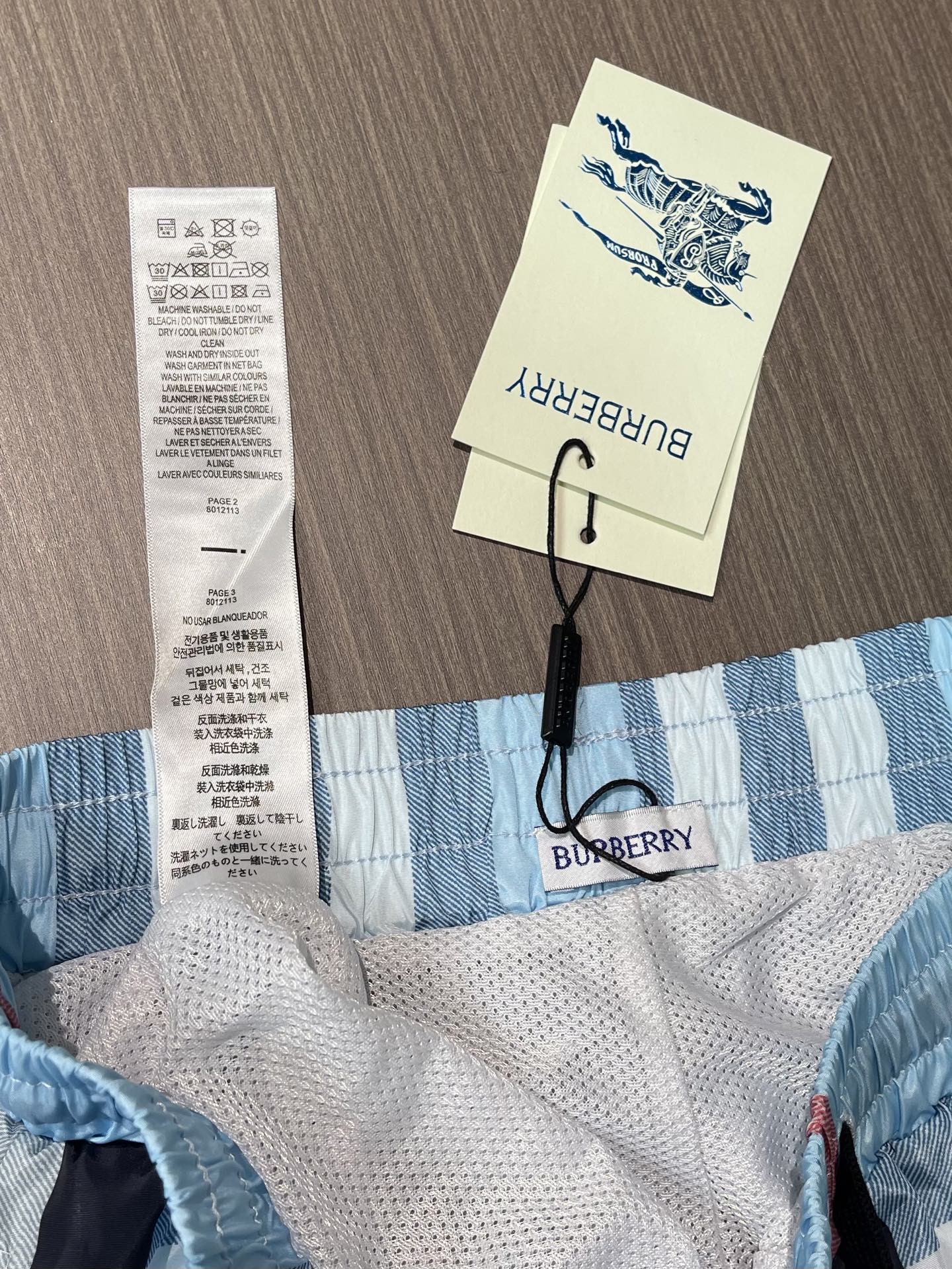 Burberry 新款速干沙滩短裤，定制面料，版型紧致立体，直条纹拼接，定制裤绳，质感强，顺滑，上身舒适