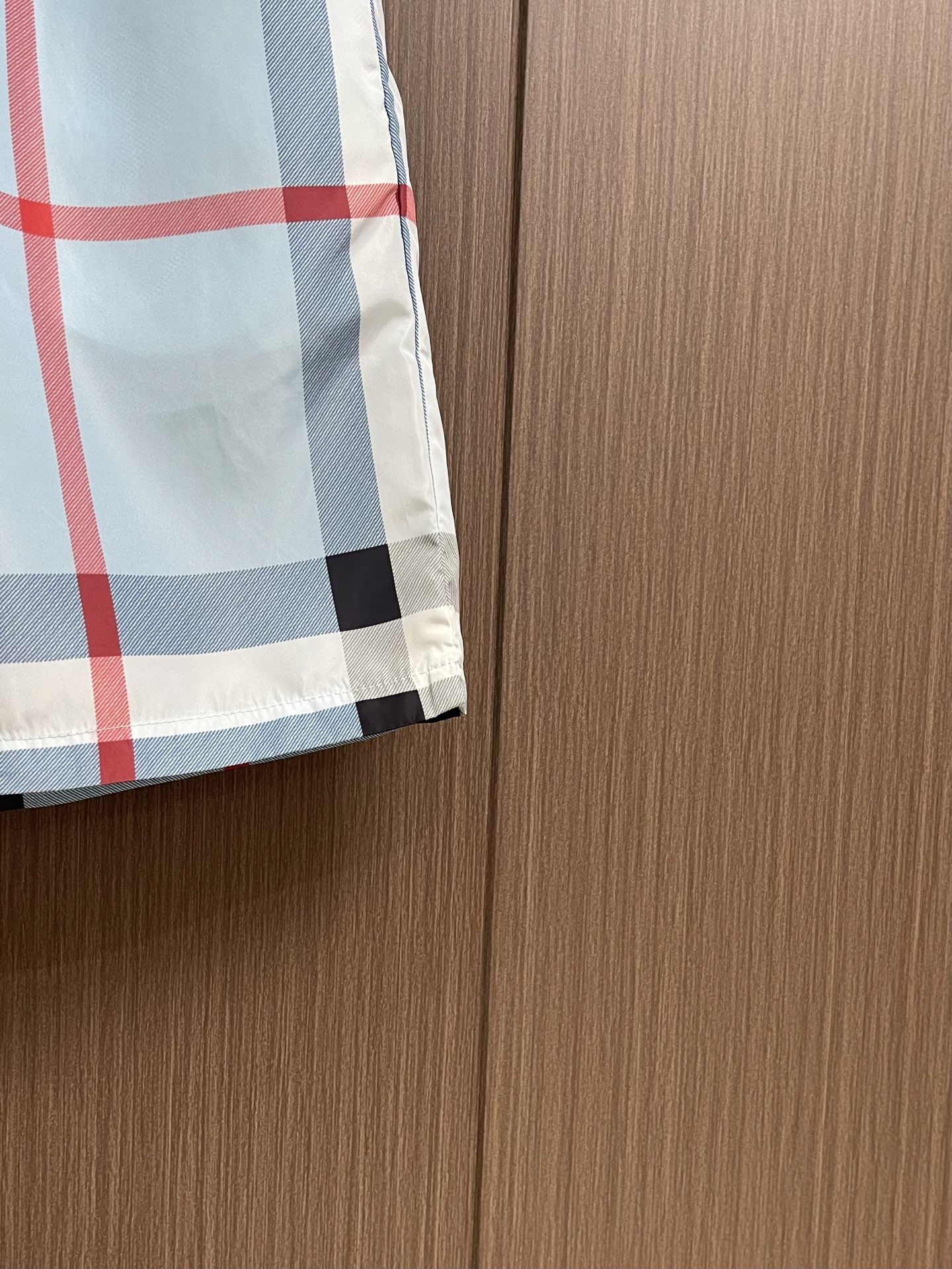 Burberry 新款速干沙滩短裤，定制面料，版型紧致立体，直条纹拼接，定制裤绳，质感强，顺滑，上身舒适