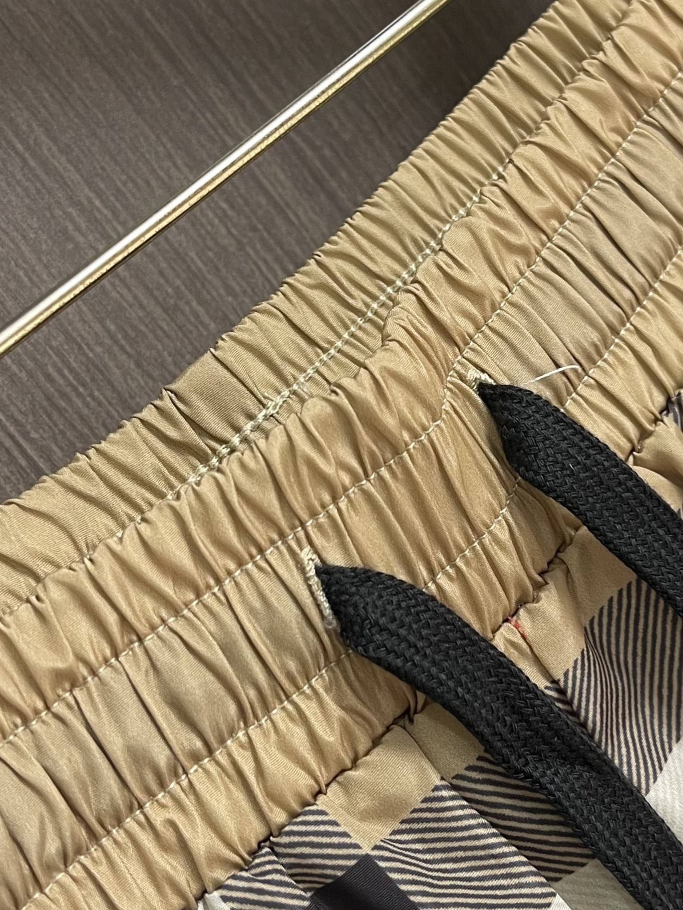Burberry 新款速干沙滩短裤，定制面料，版型紧致立体，直条纹拼接，定制裤绳，质感强，顺滑，上身舒适
