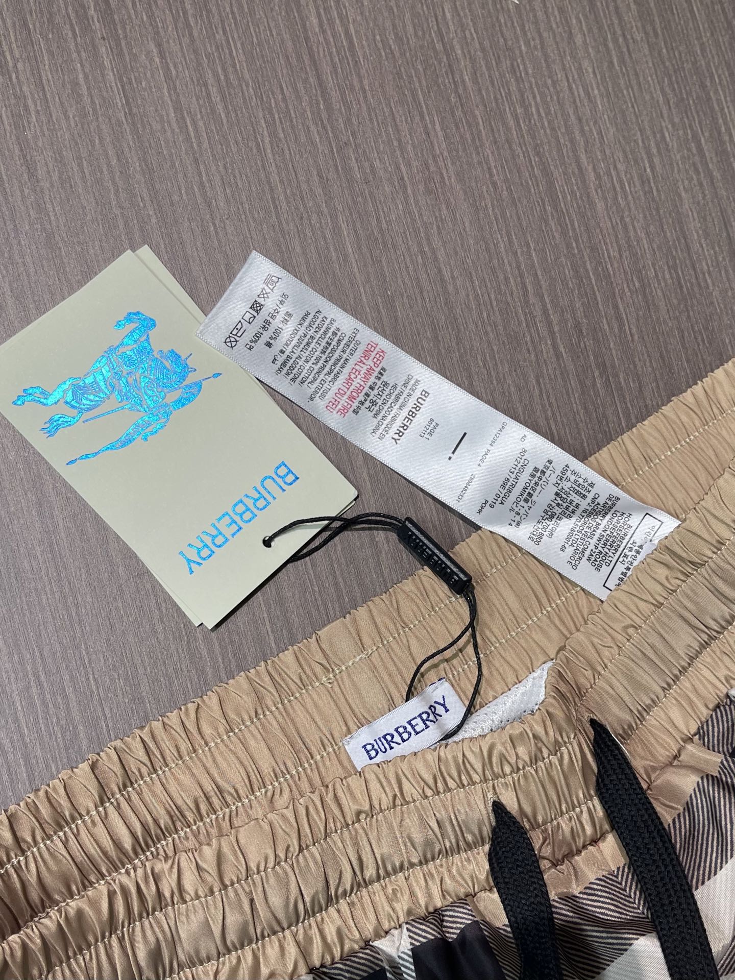 Burberry 新款速干沙滩短裤，定制面料，版型紧致立体，直条纹拼接，定制裤绳，质感强，顺滑，上身舒适
