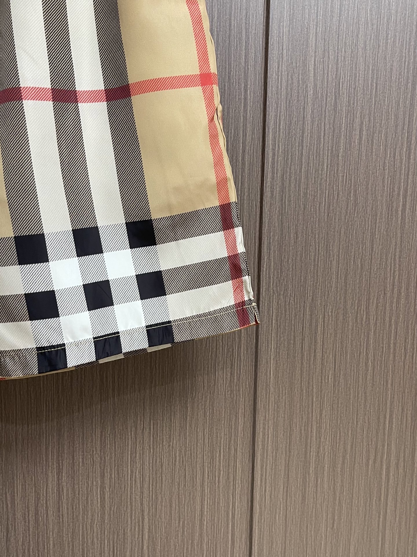 Burberry 新款速干沙滩短裤，定制面料，版型紧致立体，直条纹拼接，定制裤绳，质感强，顺滑，上身舒适