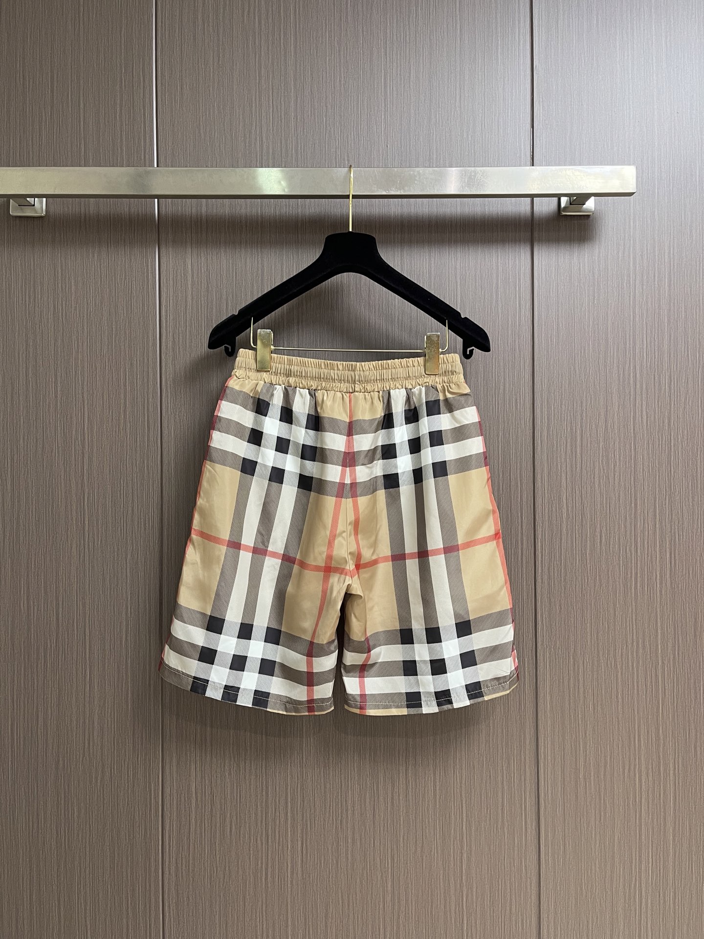 Burberry 新款速干沙滩短裤，定制面料，版型紧致立体，直条纹拼接，定制裤绳，质感强，顺滑，上身舒适