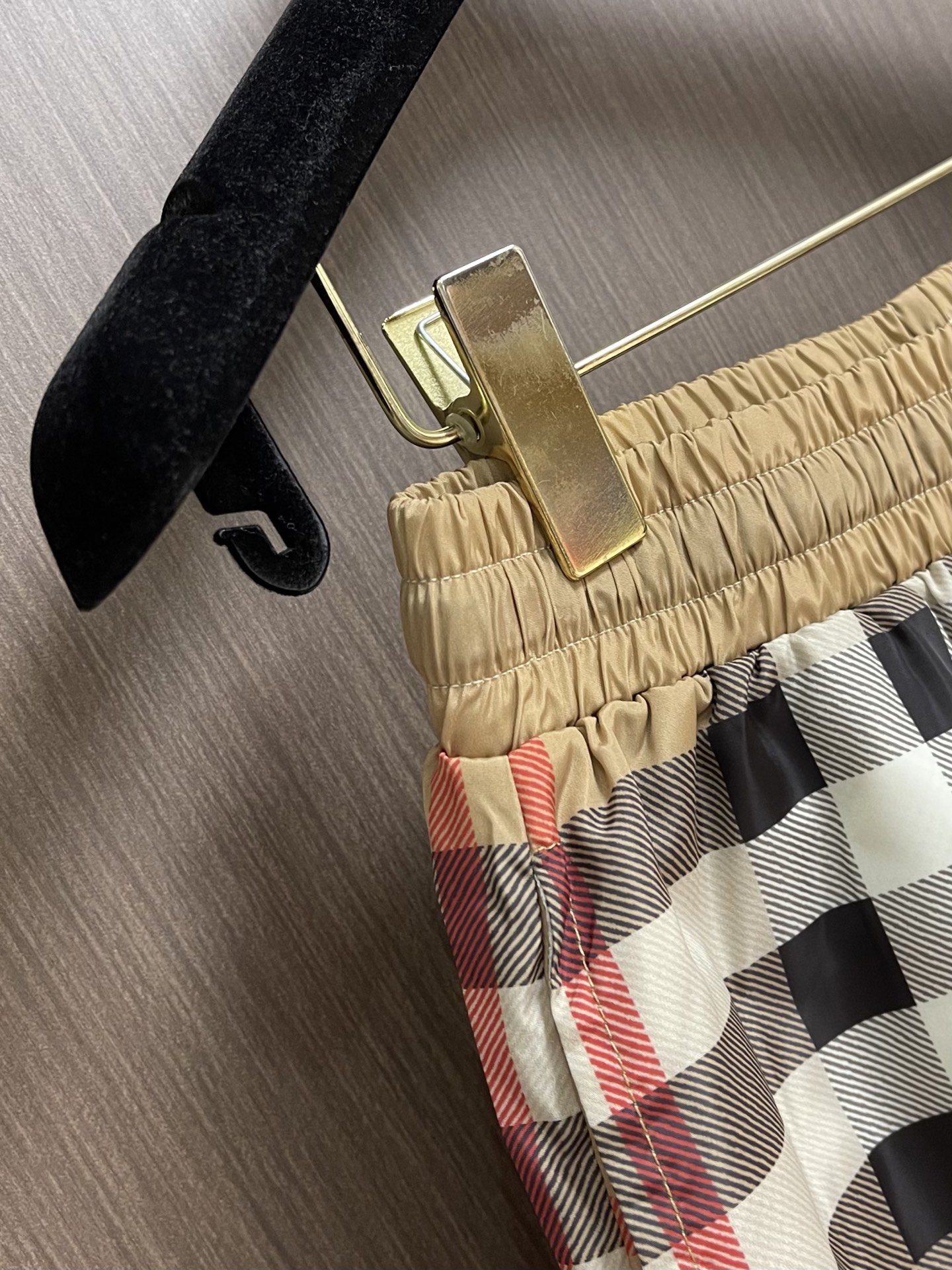 Burberry 新款速干沙滩短裤，定制面料，版型紧致立体，直条纹拼接，定制裤绳，质感强，顺滑，上身舒适