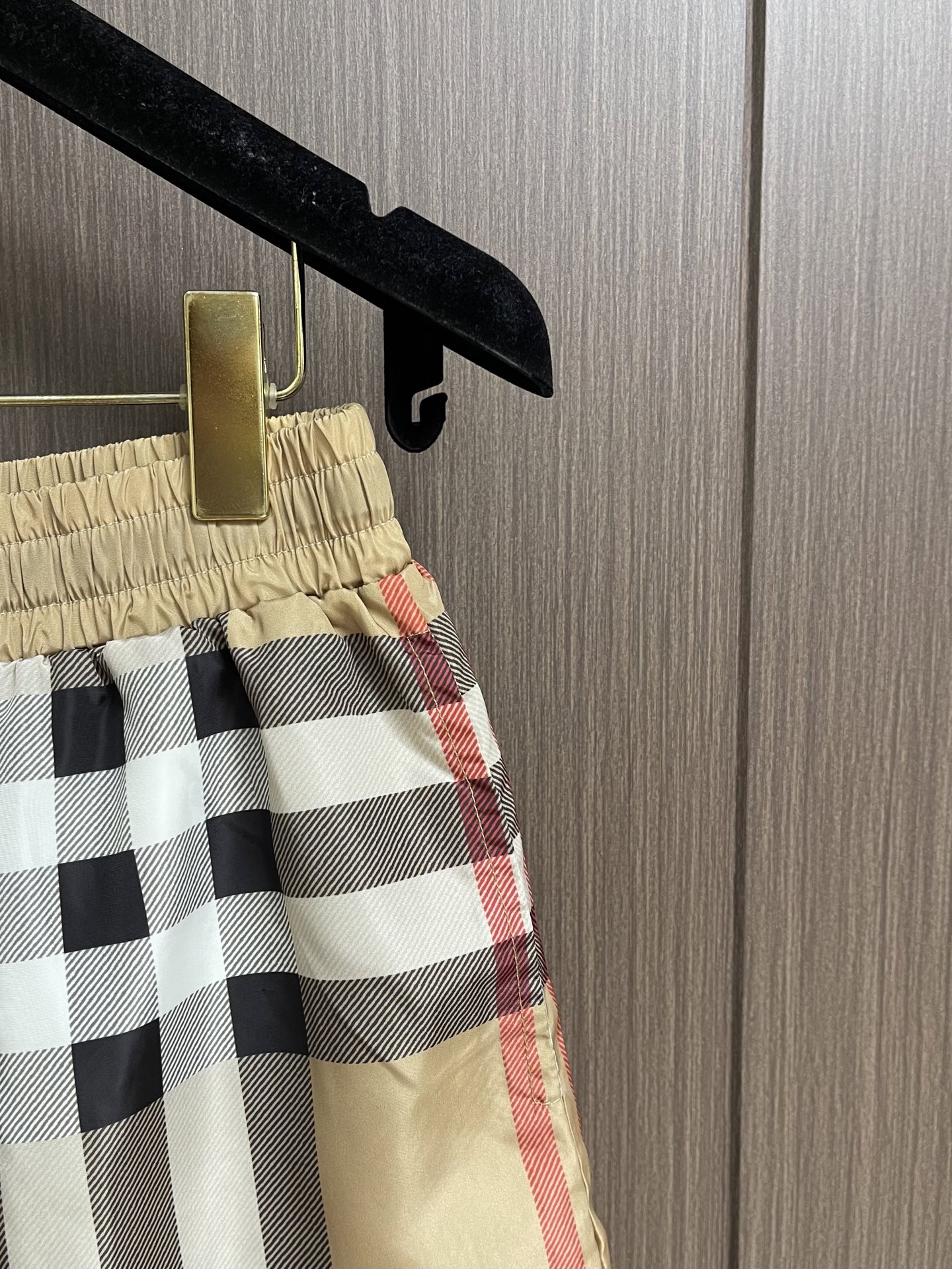 Burberry 新款速干沙滩短裤，定制面料，版型紧致立体，直条纹拼接，定制裤绳，质感强，顺滑，上身舒适