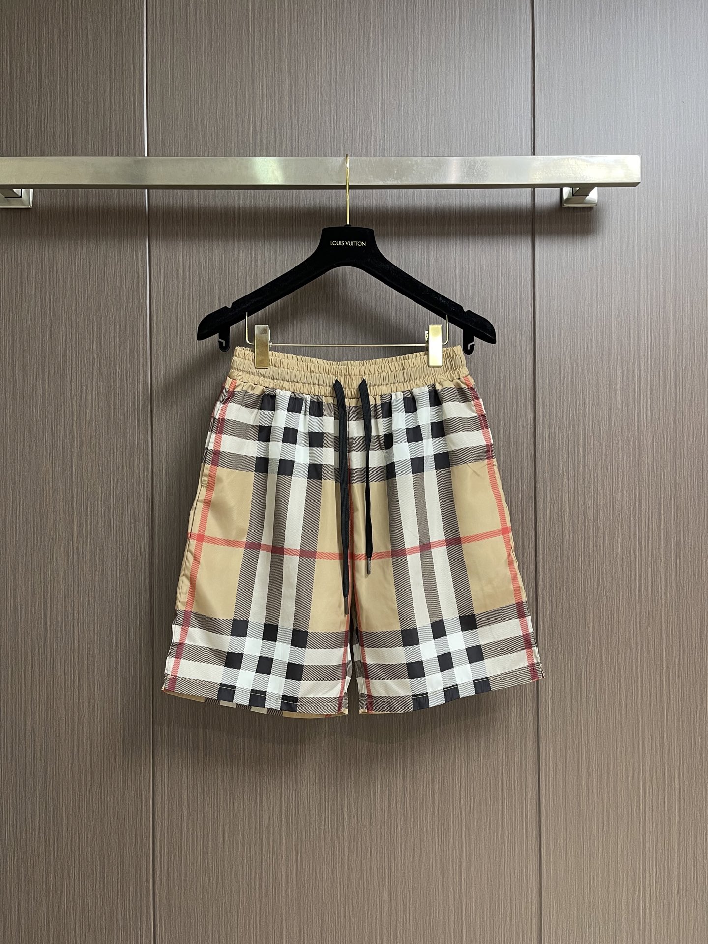 Burberry 新款速干沙滩短裤，定制面料，版型紧致立体，直条纹拼接，定制裤绳，质感强，顺滑，上身舒适