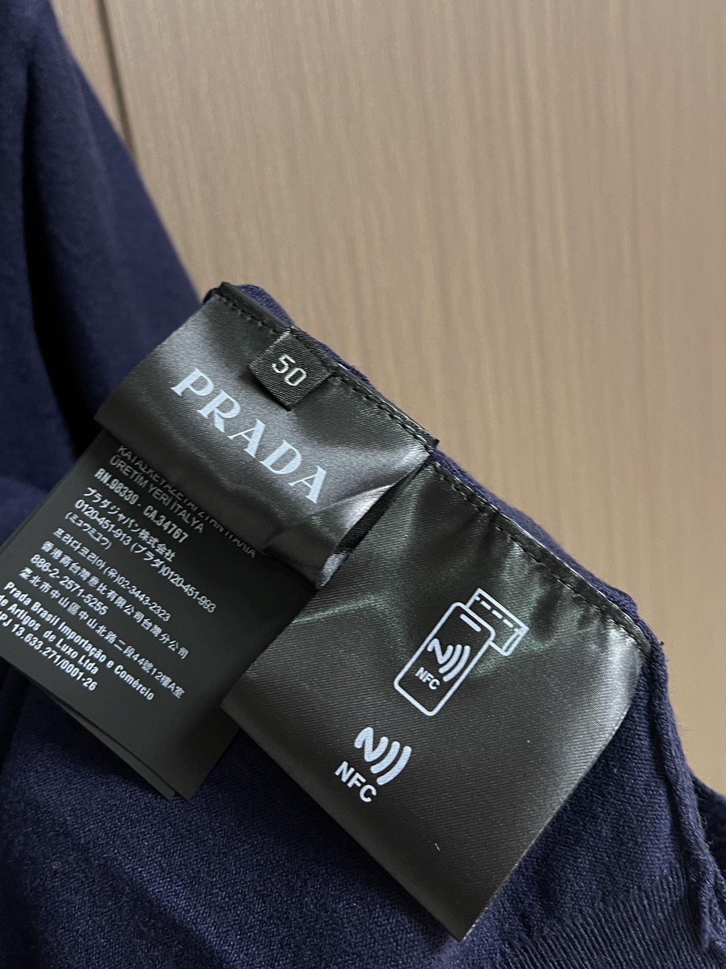 Prada 徽标嵌花圆领短袖针织毛衣，定织柔滑双股高密棉毛纱，柔软蓬松，舒适贴肤。以低饱和苋菜黄为基调，