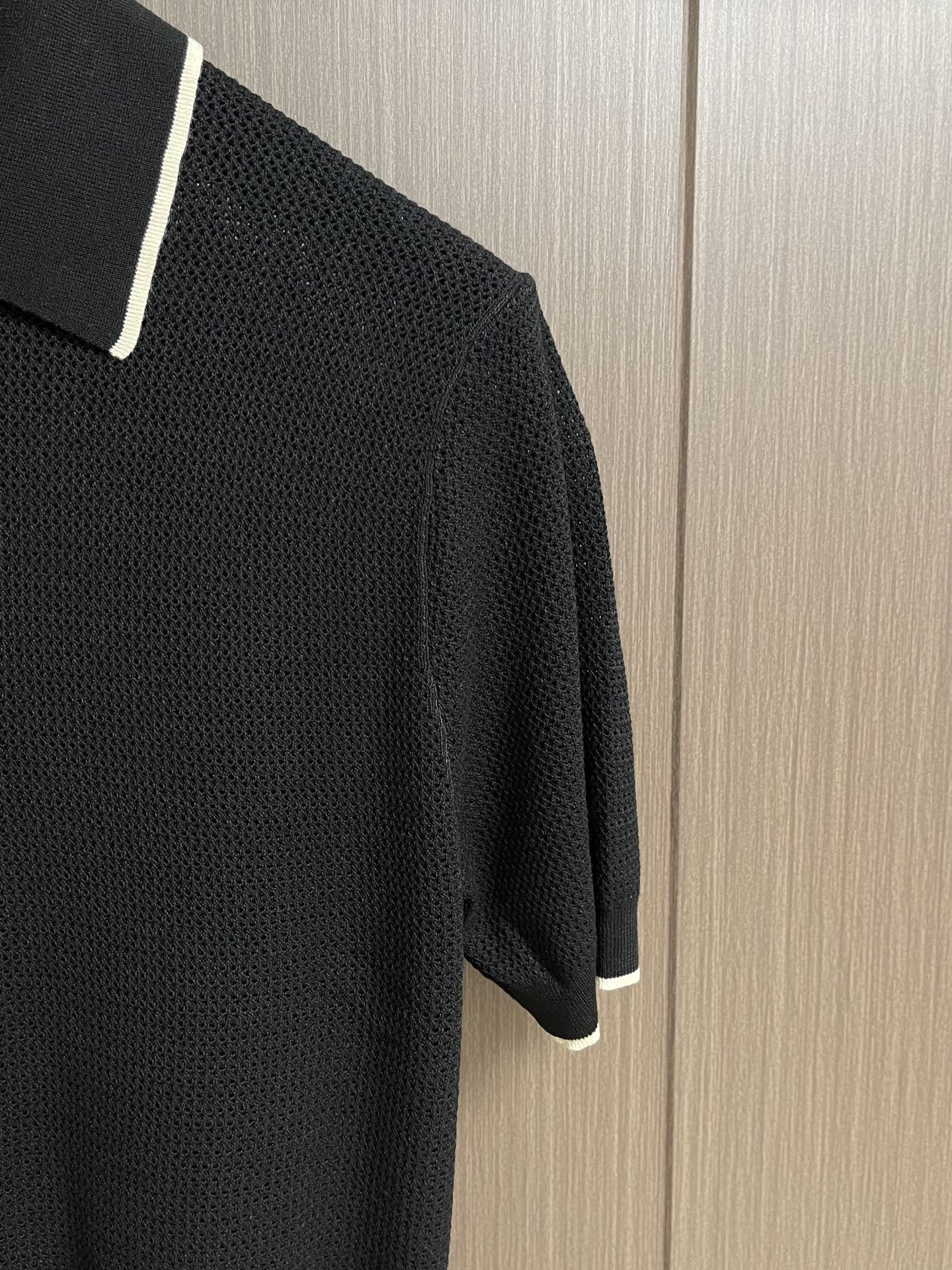 Prada 徽标网眼Polo领针织衫 定制匠织云柔棉毛纱 蓬松透气 舒适贴肤 暗夜曜石黑为底 以通透网眼