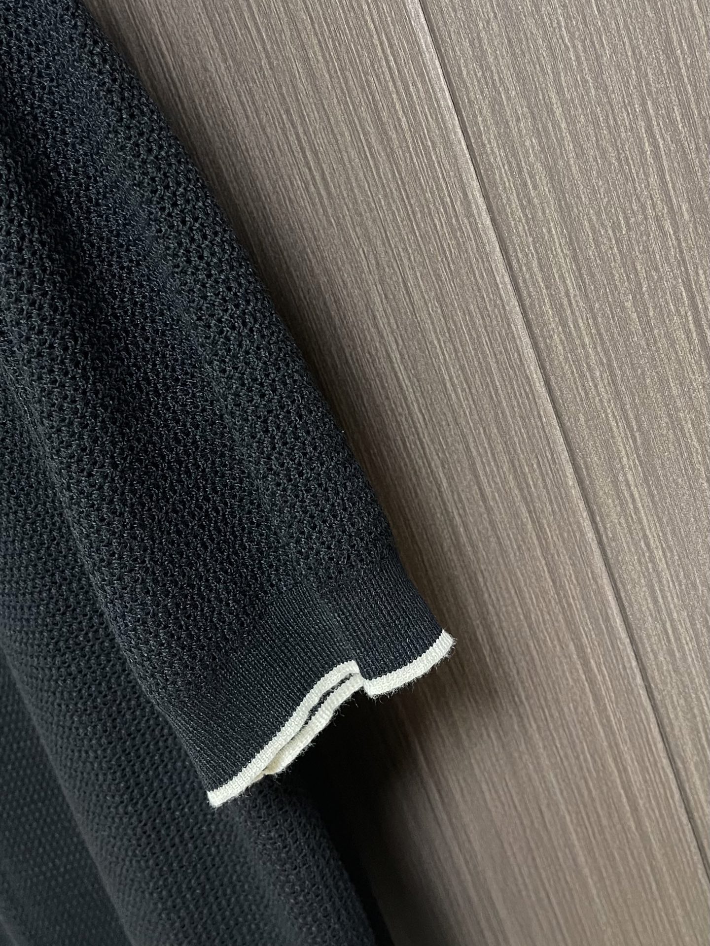 Prada 徽标网眼Polo领针织衫 定制匠织云柔棉毛纱 蓬松透气 舒适贴肤 暗夜曜石黑为底 以通透网眼