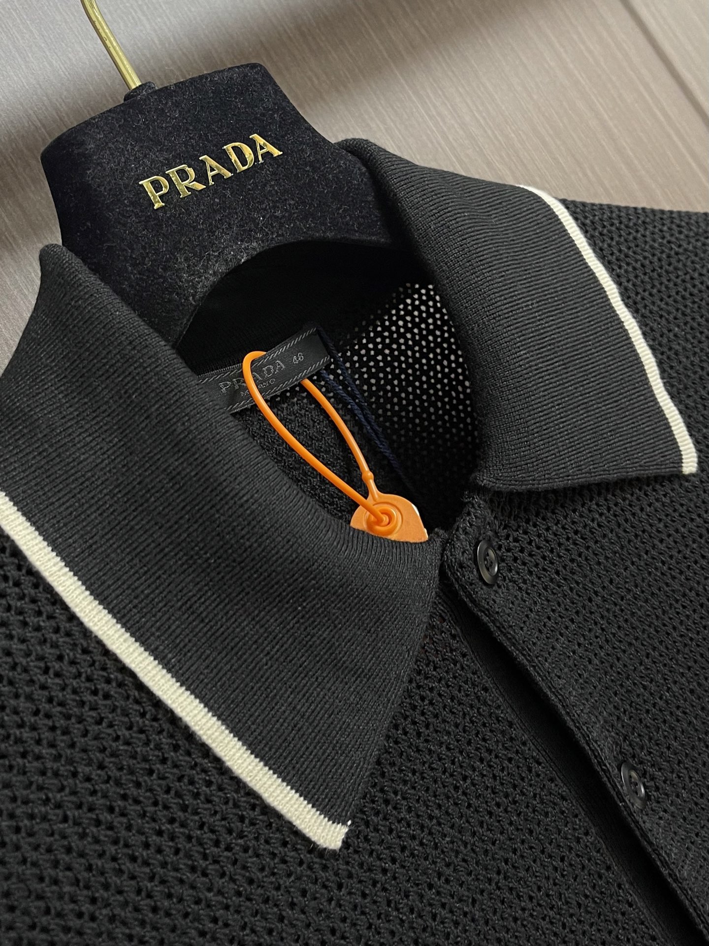 Prada 徽标网眼Polo领针织衫 定制匠织云柔棉毛纱 蓬松透气 舒适贴肤 暗夜曜石黑为底 以通透网眼