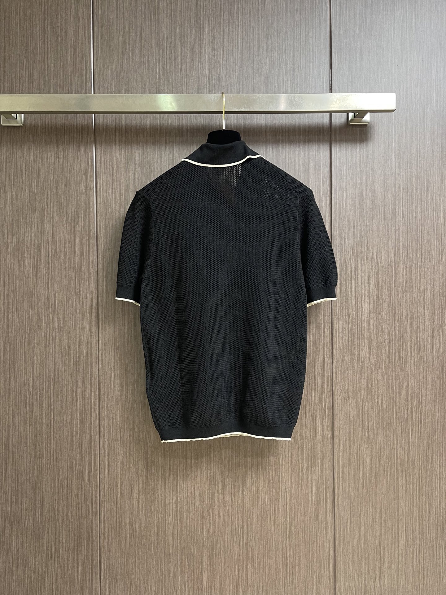 Prada 徽标网眼Polo领针织衫 定制匠织云柔棉毛纱 蓬松透气 舒适贴肤 暗夜曜石黑为底 以通透网眼