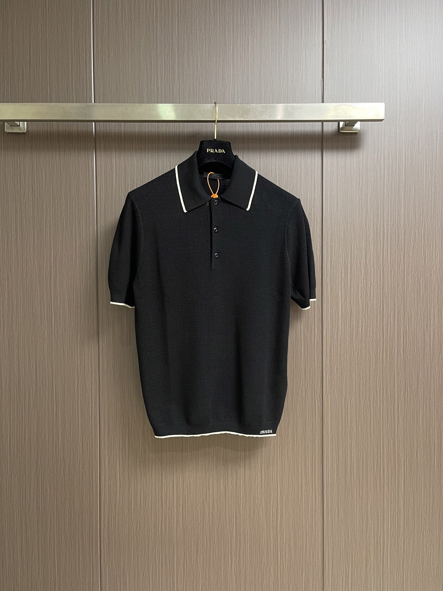 Prada 徽标网眼Polo领针织衫 定制匠织云柔棉毛纱 蓬松透气 舒适贴肤 暗夜曜石黑为底 以通透网眼