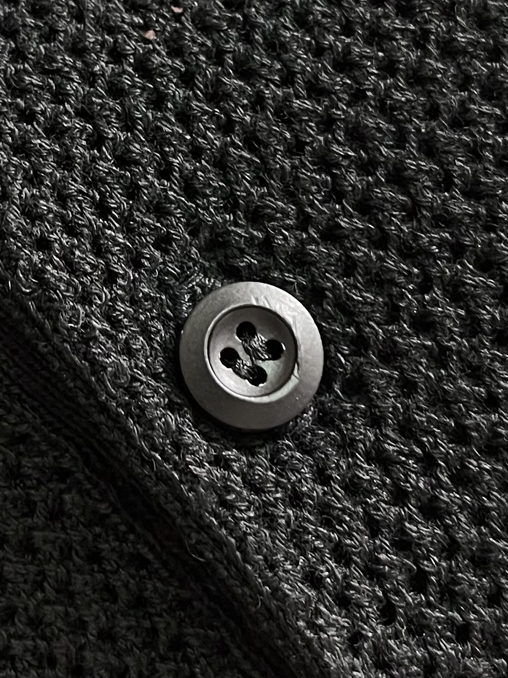 Prada 徽标网眼Polo领针织衫 定制匠织云柔棉毛纱 蓬松透气 舒适贴肤 暗夜曜石黑为底 以通透网眼