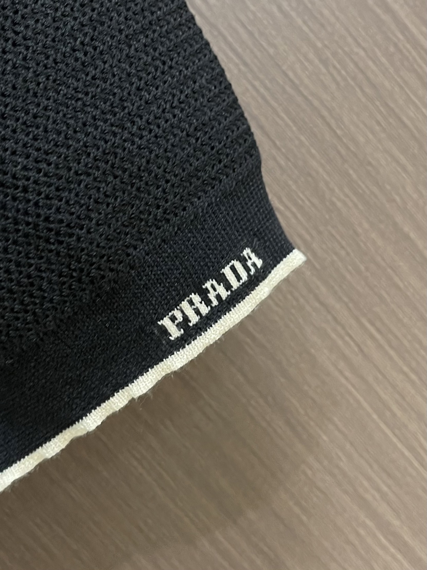 Prada 徽标网眼Polo领针织衫 定制匠织云柔棉毛纱 蓬松透气 舒适贴肤 暗夜曜石黑为底 以通透网眼