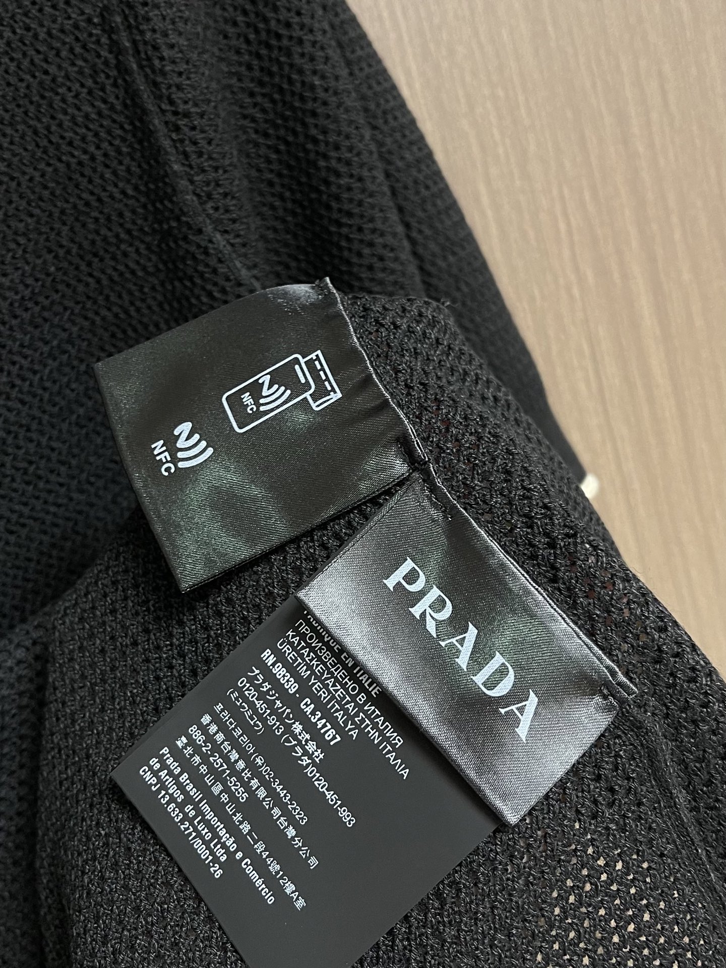 Prada 徽标网眼Polo领针织衫 定制匠织云柔棉毛纱 蓬松透气 舒适贴肤 暗夜曜石黑为底 以通透网眼