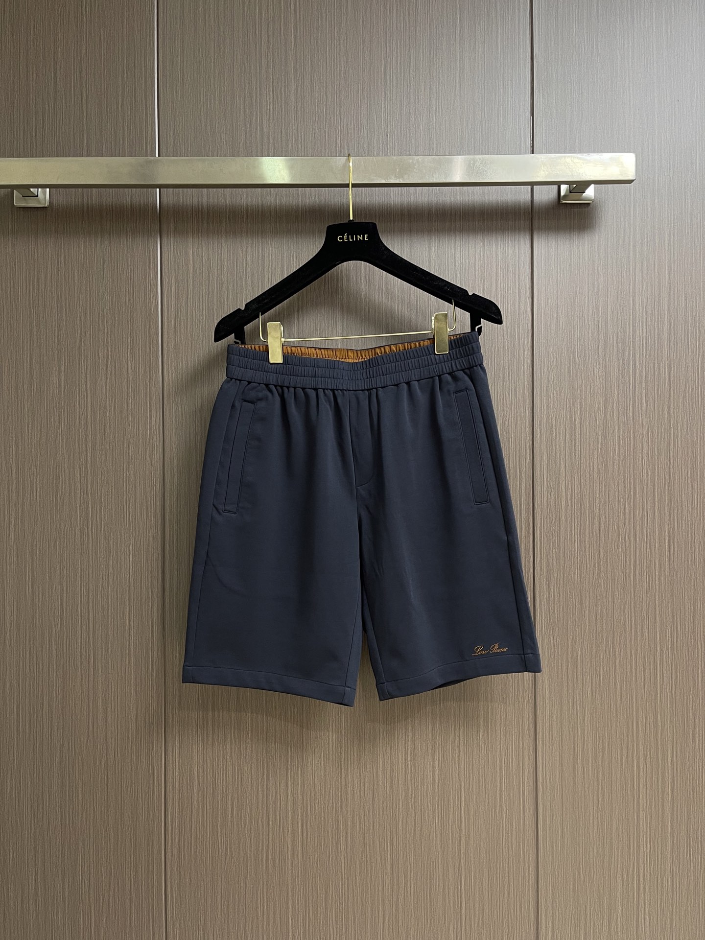 NO:956086,LP Lord Piana sports shorts, made of blended fabric, feel soft and smooth, like clouds blown by the breeze. They are not sweaty when worn close to the body. They are super comfortable for beach vacations and daily shopping. Size 48-56, waist size 48, 76, hip 108, length 52.5, waist 80, size 50, hip 112, length 54.5, size 52, waist 84  Hips 116, pants length 56.5, size 54, waist 88, hips 120, pants length 58.5, size 56, waist 92, hips 124, pants length 60.5,,loro piana,shorts,19860909LP Lord Piana 诺然翩雅运动短裤,采用混纺面料,触感柔软顺滑,像被微风轻拂的云朵,贴身穿完全不闷汗,海边度假、日常逛街穿都超舒服.尺码48-56 48码腰围76 臀围108 裤长52.5 50码腰围80 臀围112裤长54.5 52码腰围84 臀围116裤长56.5 54码腰围88 臀围120裤长58.5 56码腰围92 臀围124裤长60.5,,loro piana,shorts,,Men's clothing