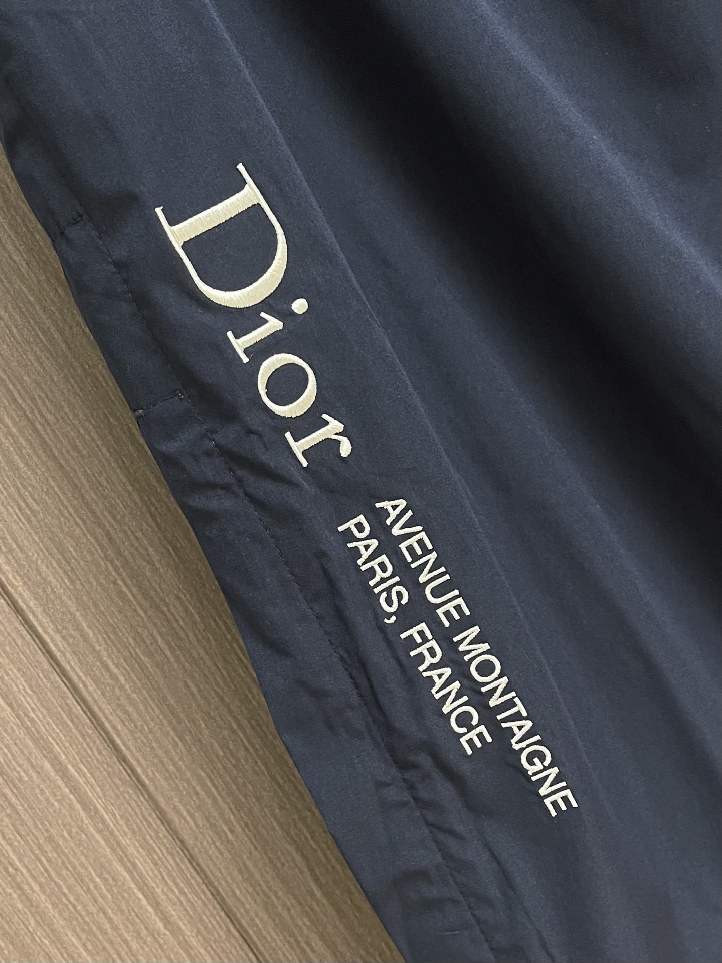 Dior 刺绣两侧拉链运动休闲长裤，这款DIOR刺绣两侧拉链运动休闲长裤，采用高弹速干面料打造，兼具透气
