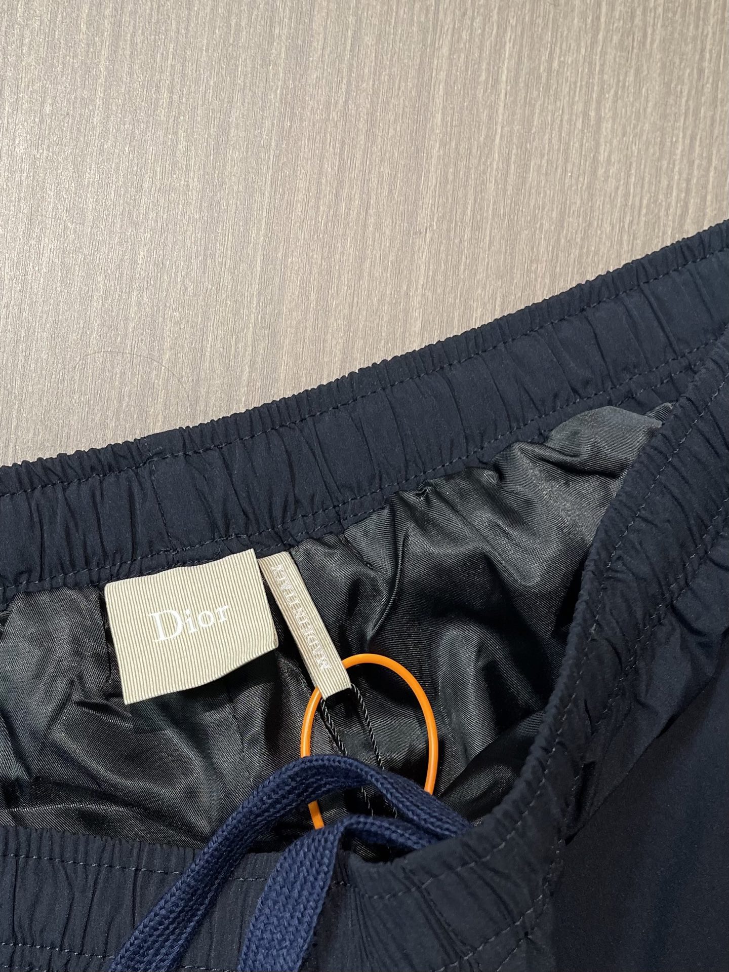 Dior 刺绣两侧拉链运动休闲长裤，这款DIOR刺绣两侧拉链运动休闲长裤，采用高弹速干面料打造，兼具透气