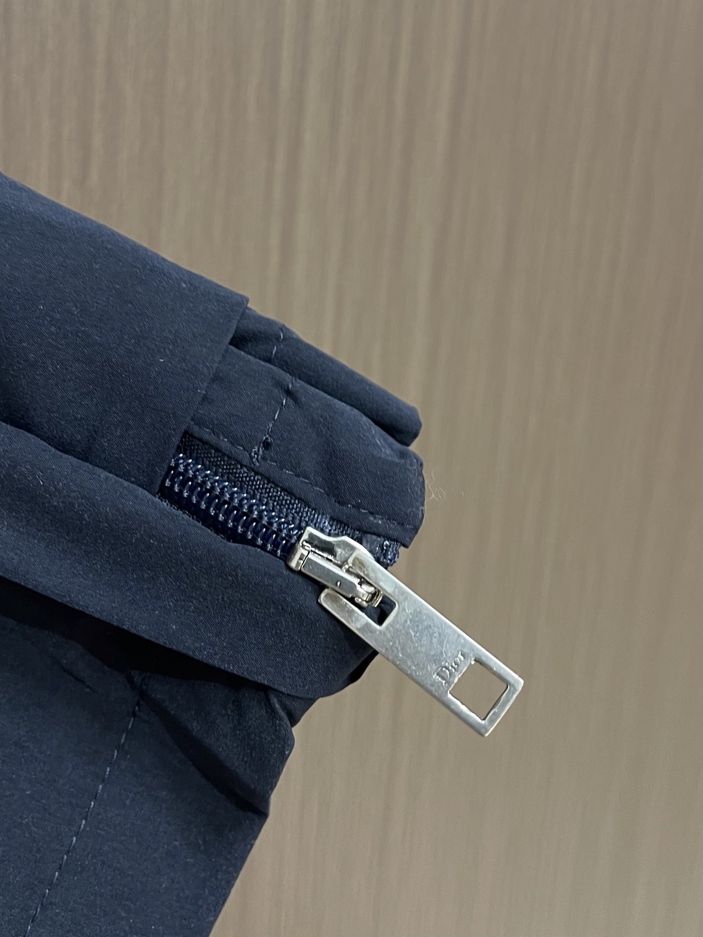 Dior 刺绣两侧拉链运动休闲长裤，这款DIOR刺绣两侧拉链运动休闲长裤，采用高弹速干面料打造，兼具透气