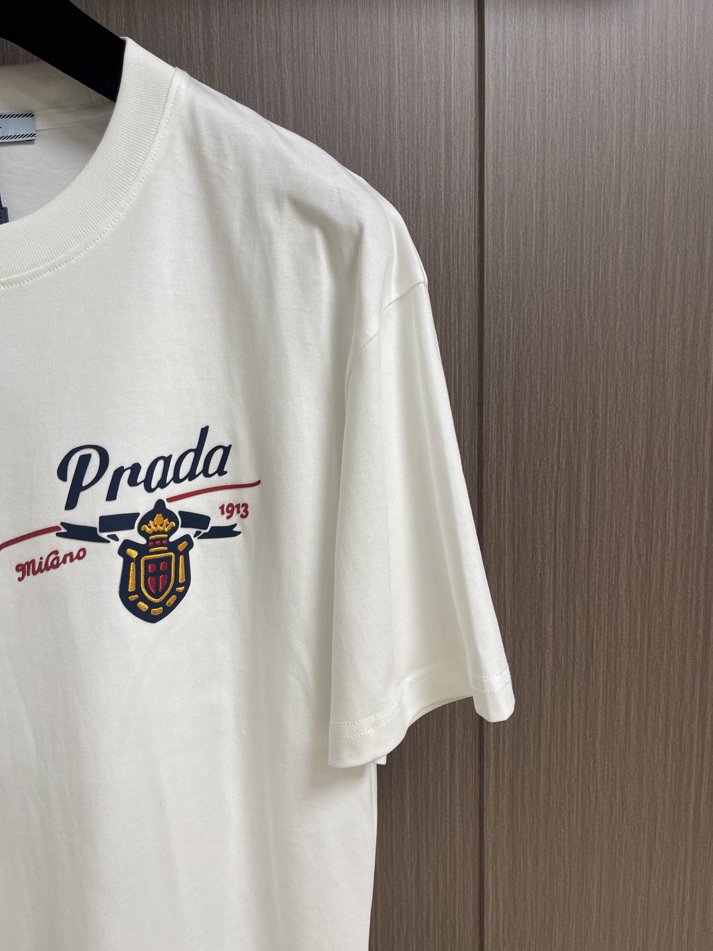 整套Prada印花+刺绣盾牌品牌标识短袖T恤短裤套装，设计亮眼独特，细致精巧，大方而时尚，面料取用270