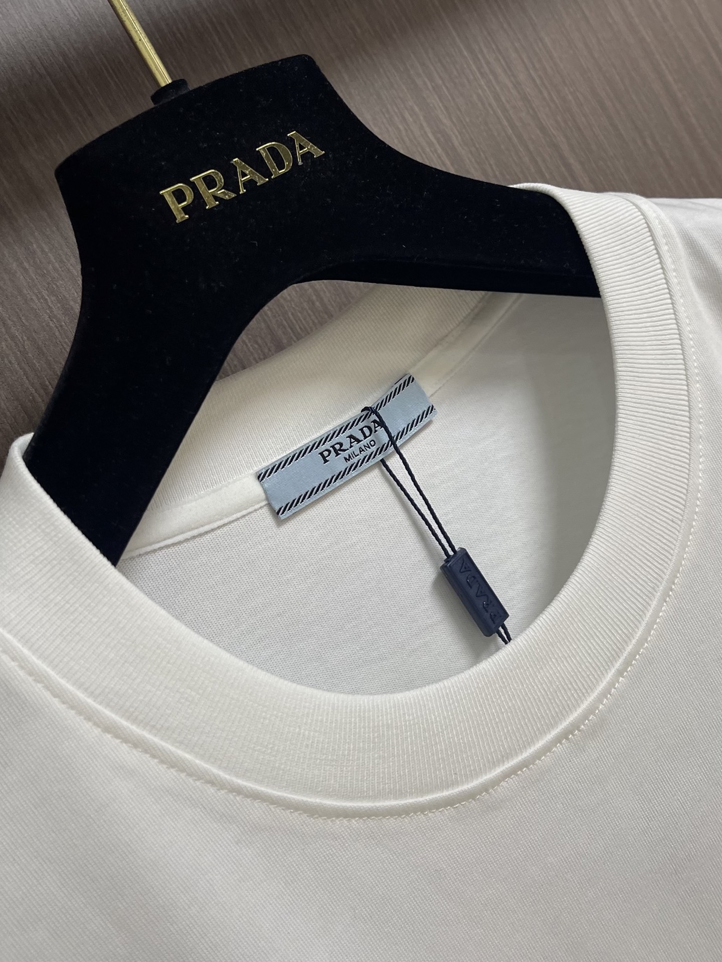 整套Prada印花+刺绣盾牌品牌标识短袖T恤短裤套装，设计亮眼独特，细致精巧，大方而时尚，面料取用270