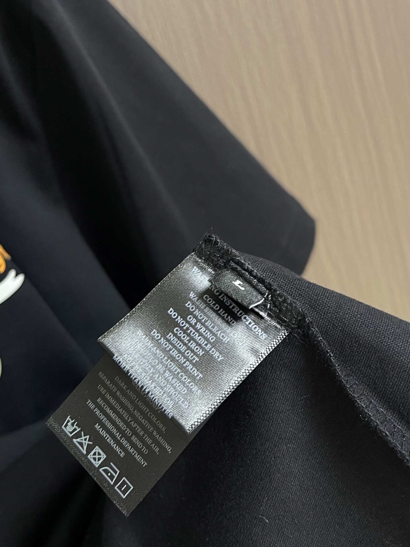 整套 Prada印花+刺绣盾牌品牌标识短袖T恤短裤套装，设计亮眼独特，细致精巧，大方而时尚，面料取用27