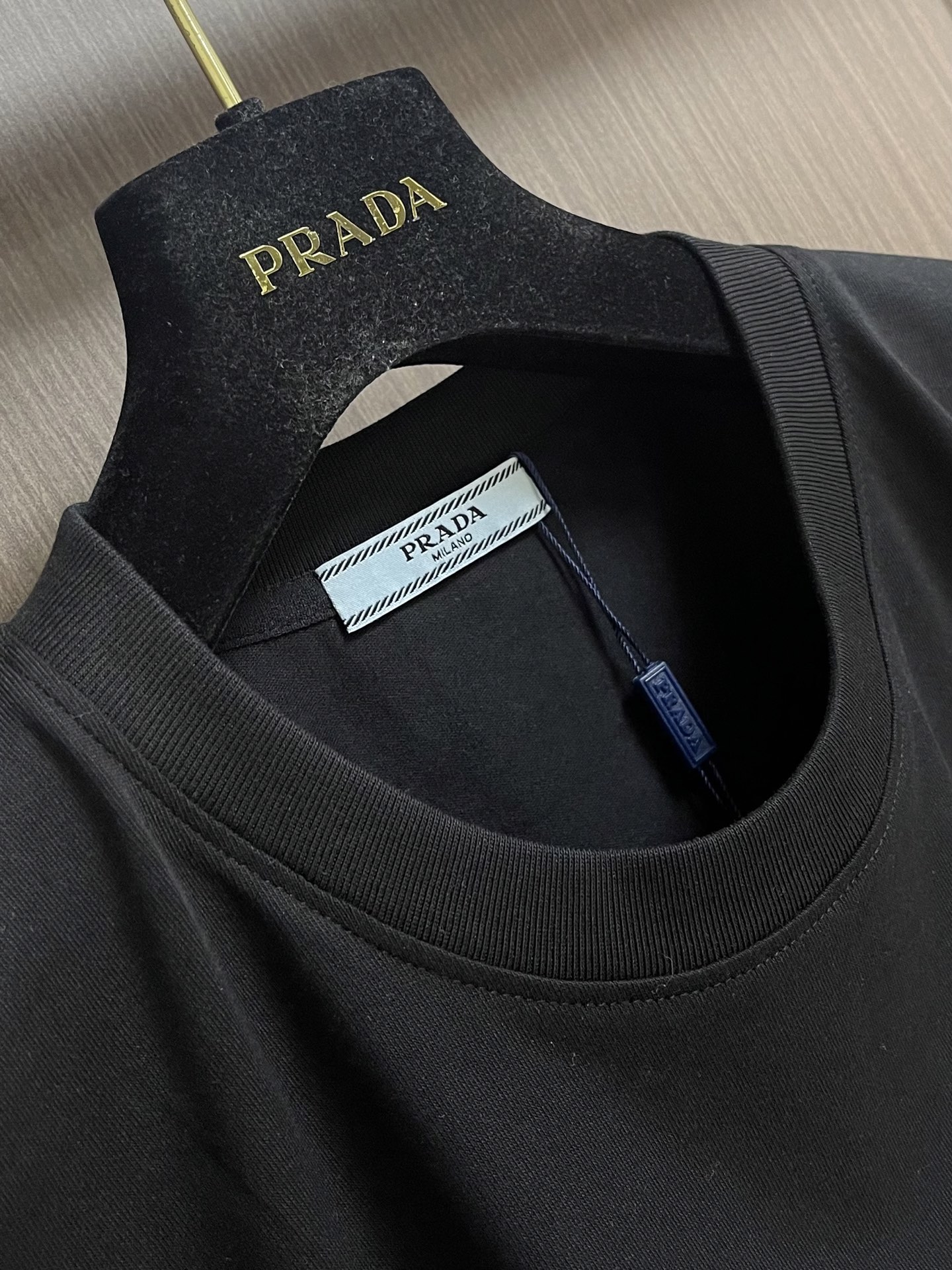 整套 Prada印花+刺绣盾牌品牌标识短袖T恤短裤套装，设计亮眼独特，细致精巧，大方而时尚，面料取用27