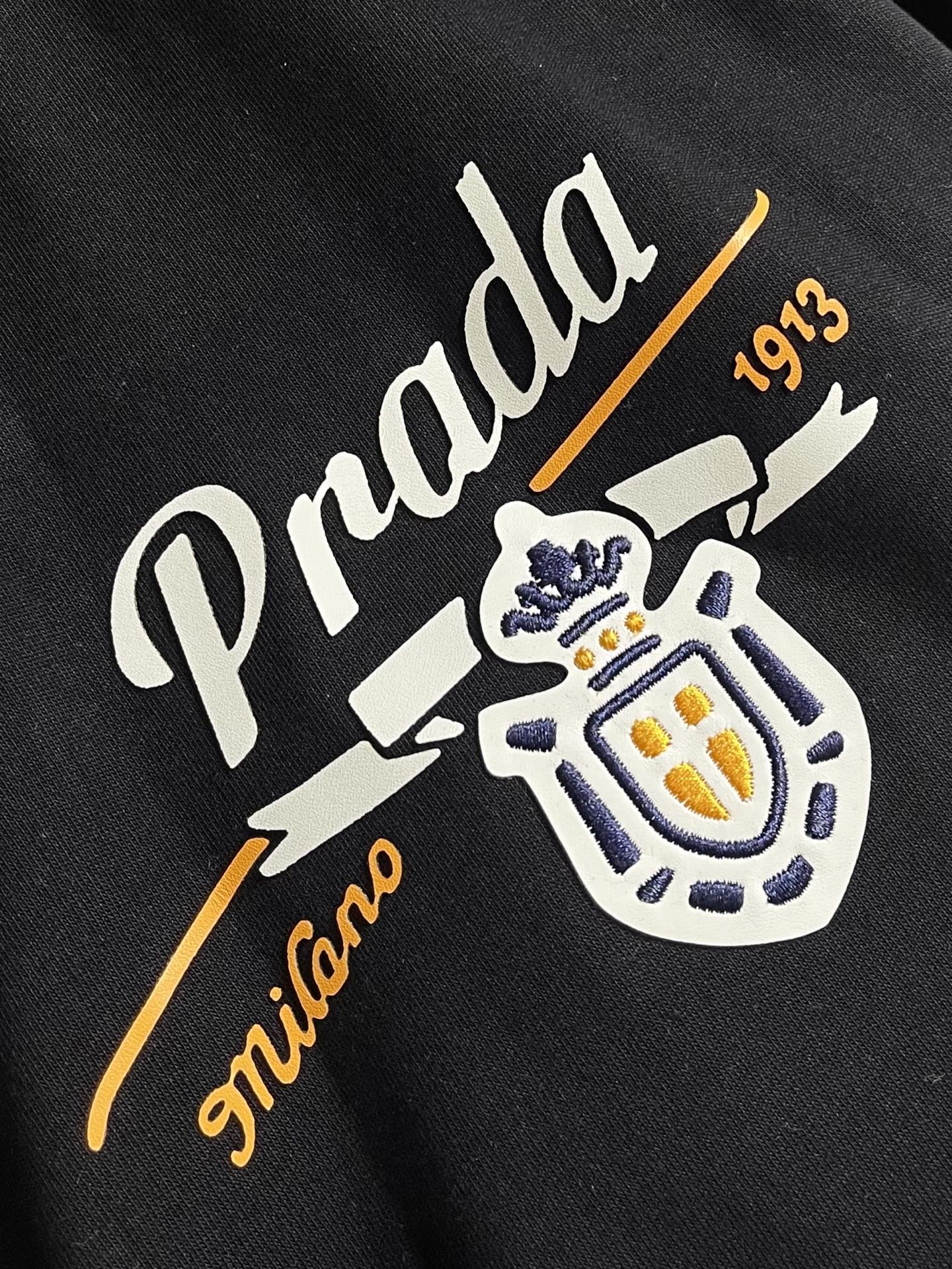 整套 Prada印花+刺绣盾牌品牌标识短袖T恤短裤套装，设计亮眼独特，细致精巧，大方而时尚，面料取用27