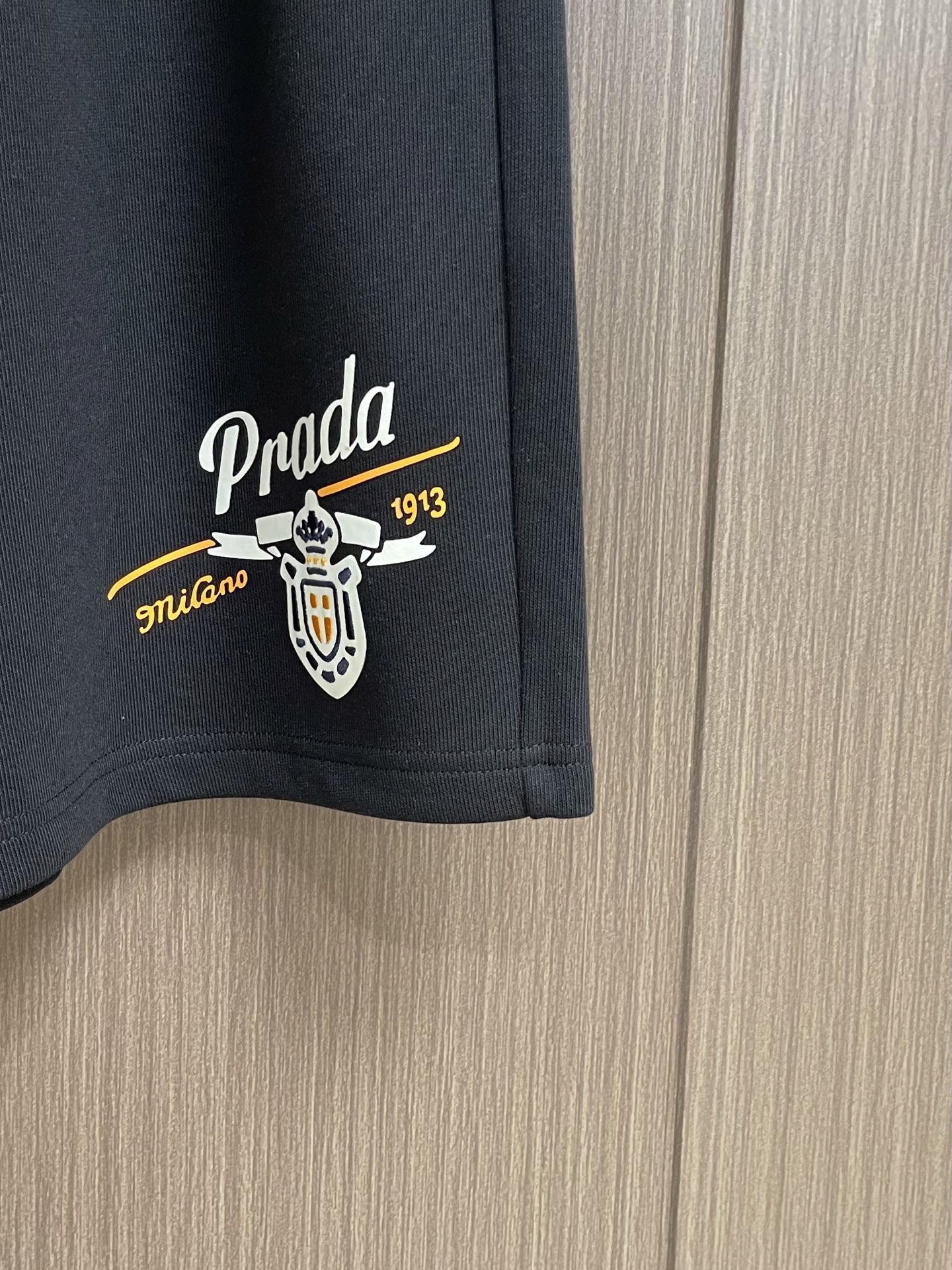 整套 Prada印花+刺绣盾牌品牌标识短袖T恤短裤套装，设计亮眼独特，细致精巧，大方而时尚，面料取用27