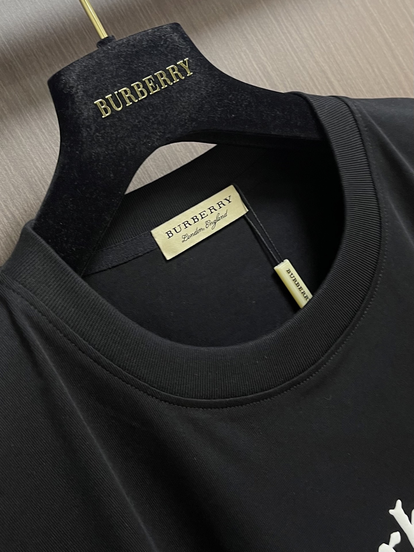 整套 Burberry巴宝莉 战马旗帜印花短袖t恤短裤套装，面料采用230克重精梳棉，定制32支1*1螺