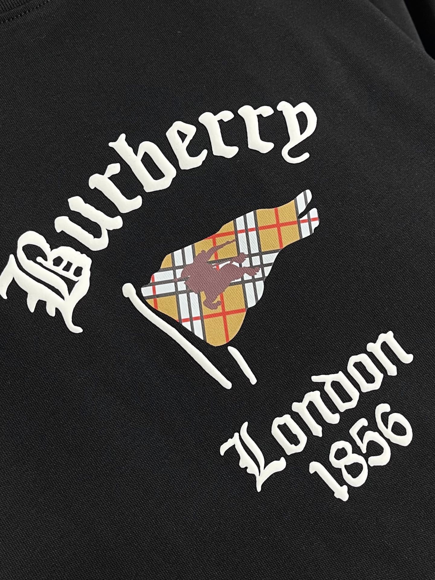 整套 Burberry巴宝莉 战马旗帜印花短袖t恤短裤套装，面料采用230克重精梳棉，定制32支1*1螺