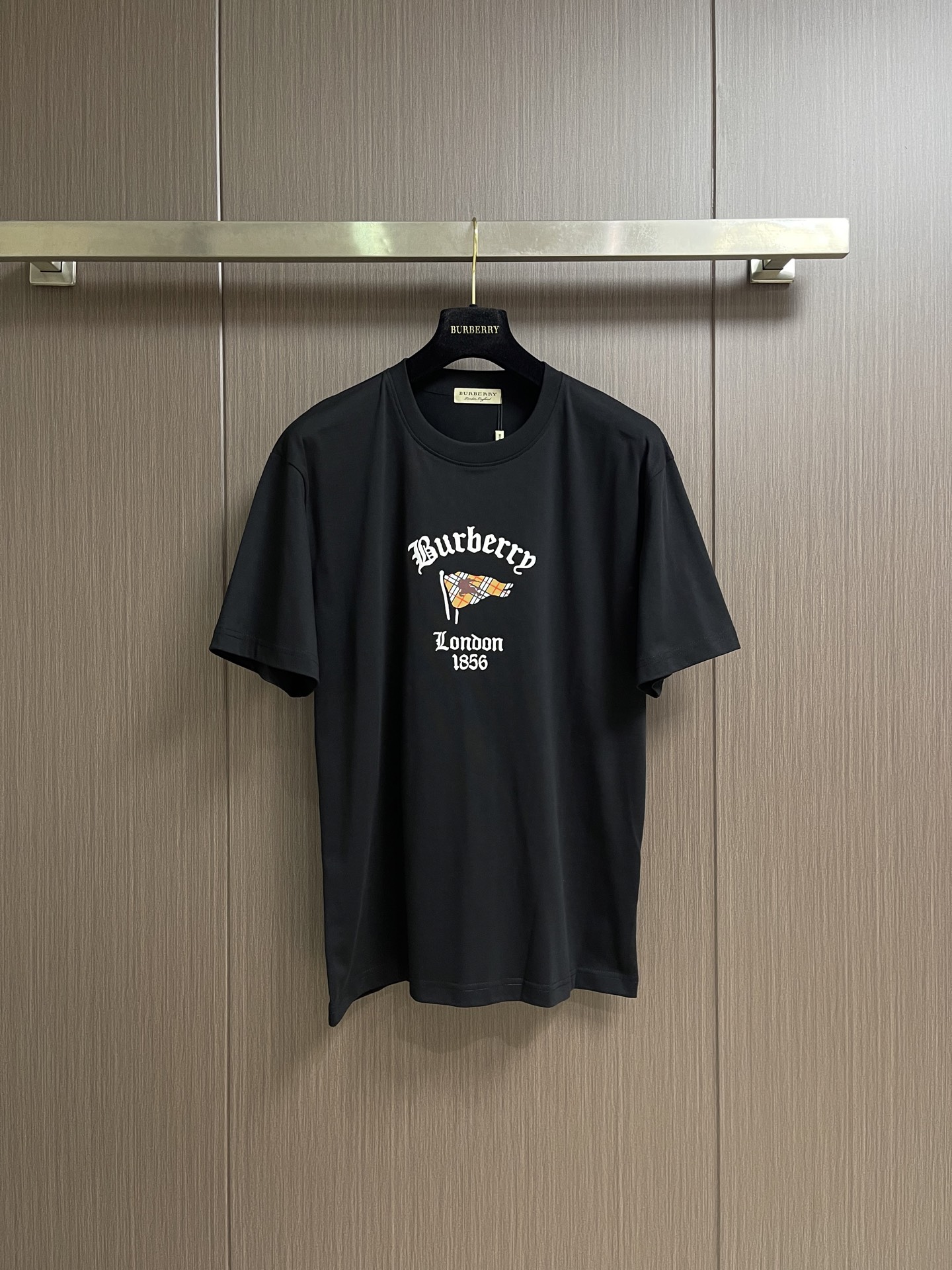 整套 Burberry巴宝莉 战马旗帜印花短袖t恤短裤套装，面料采用230克重精梳棉，定制32支1*1螺
