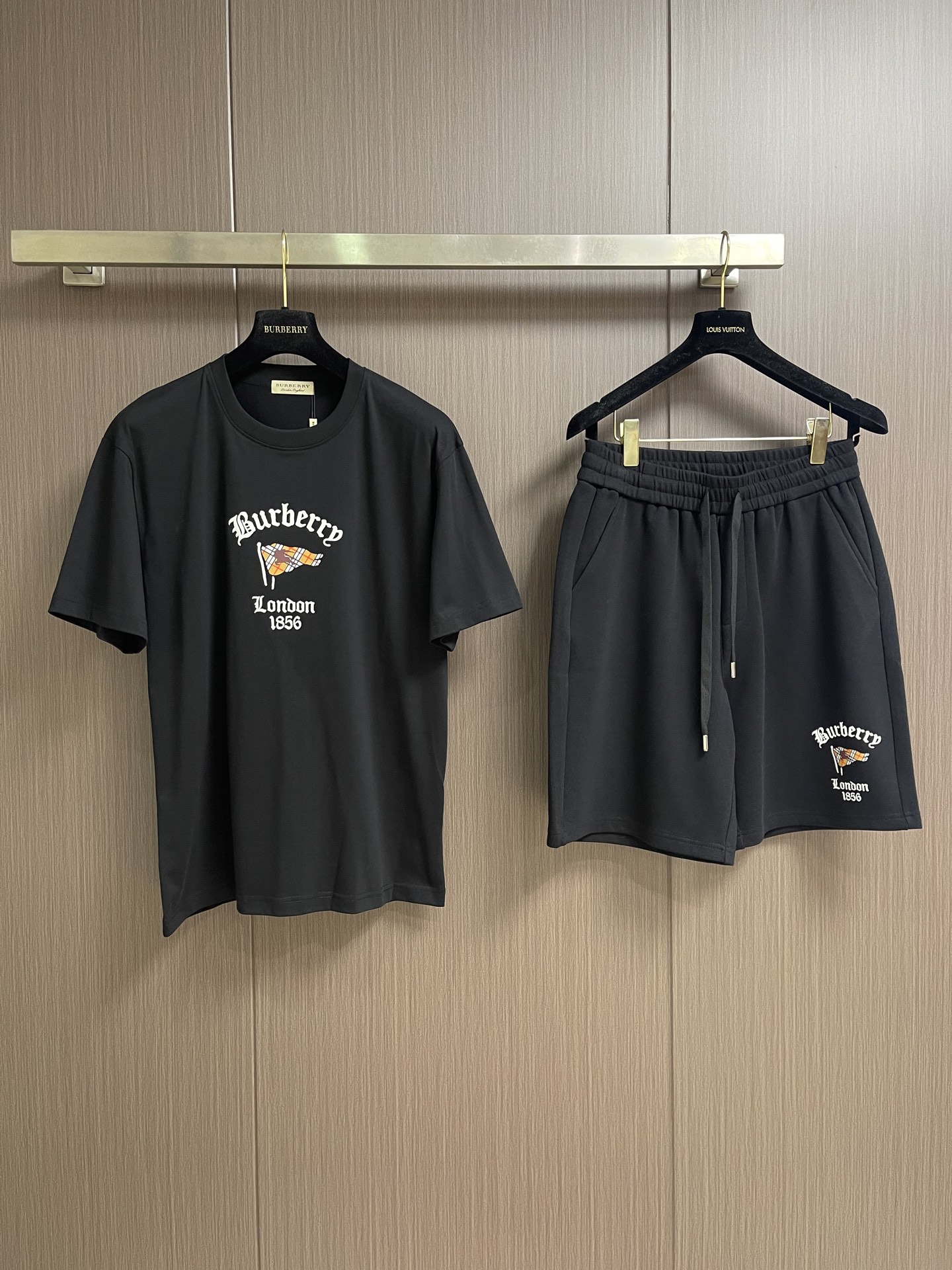 整套 Burberry巴宝莉 战马旗帜印花短袖t恤短裤套装，面料采用230克重精梳棉，定制32支1*1螺