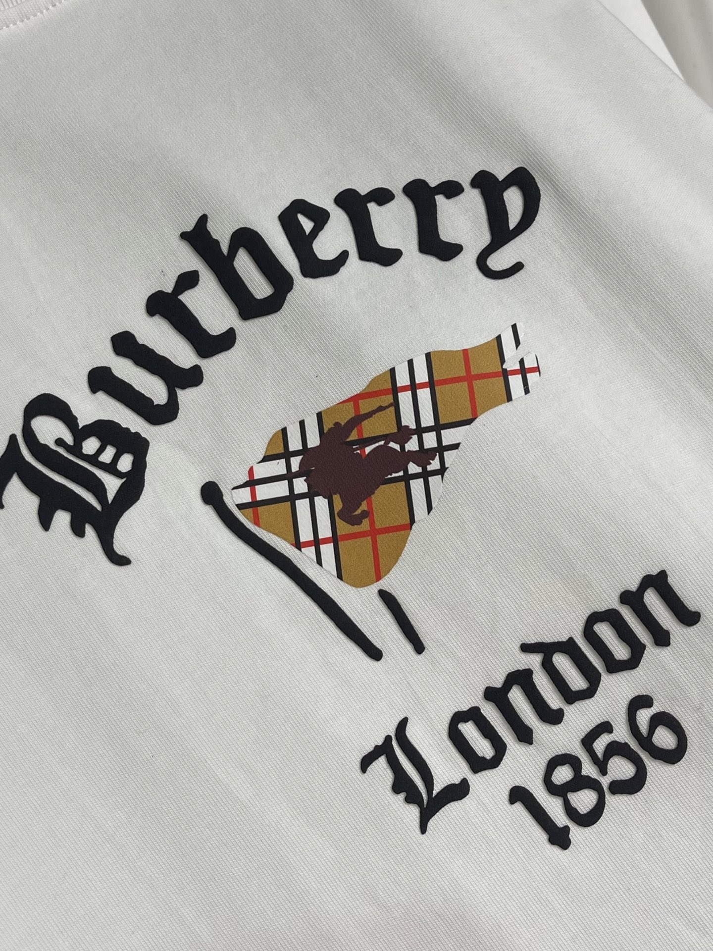整套 Burberry巴宝莉 战马旗帜印花短袖t恤短裤套装，面料采用230克重精梳棉，定制32支1*1螺