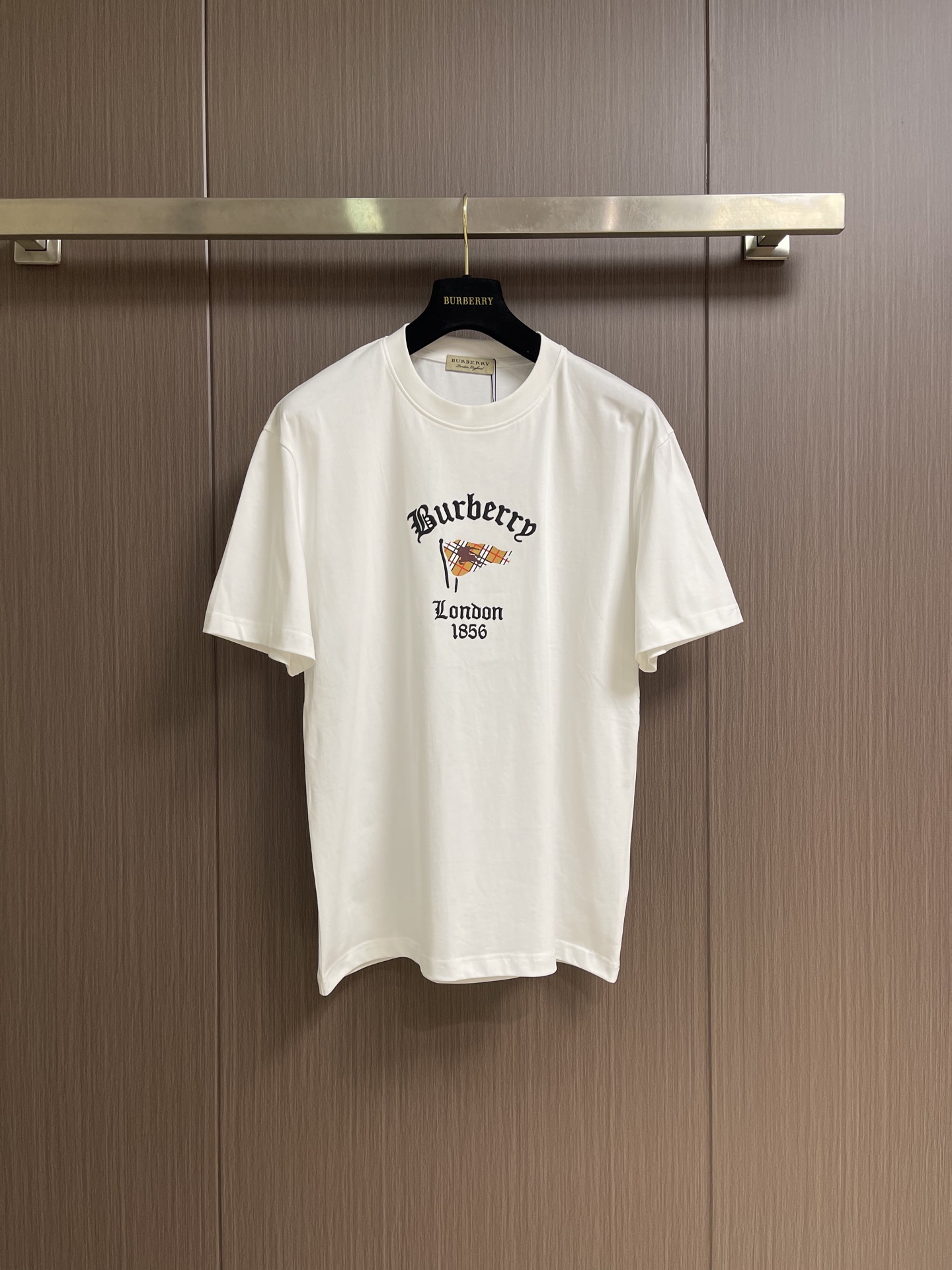 整套 Burberry巴宝莉 战马旗帜印花短袖t恤短裤套装，面料采用230克重精梳棉，定制32支1*1螺