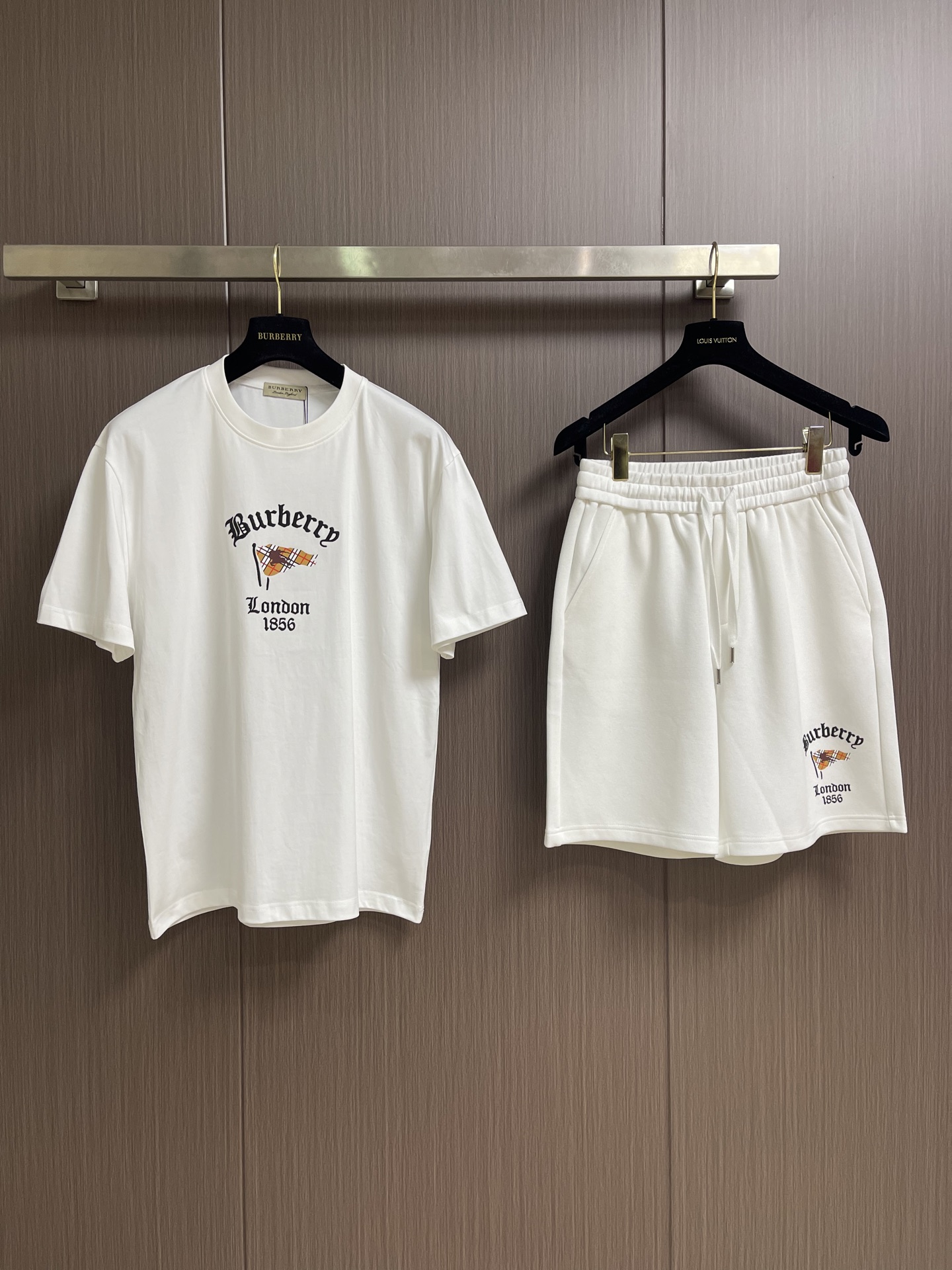 整套 Burberry巴宝莉 战马旗帜印花短袖t恤短裤套装，面料采用230克重精梳棉，定制32支1*1螺
