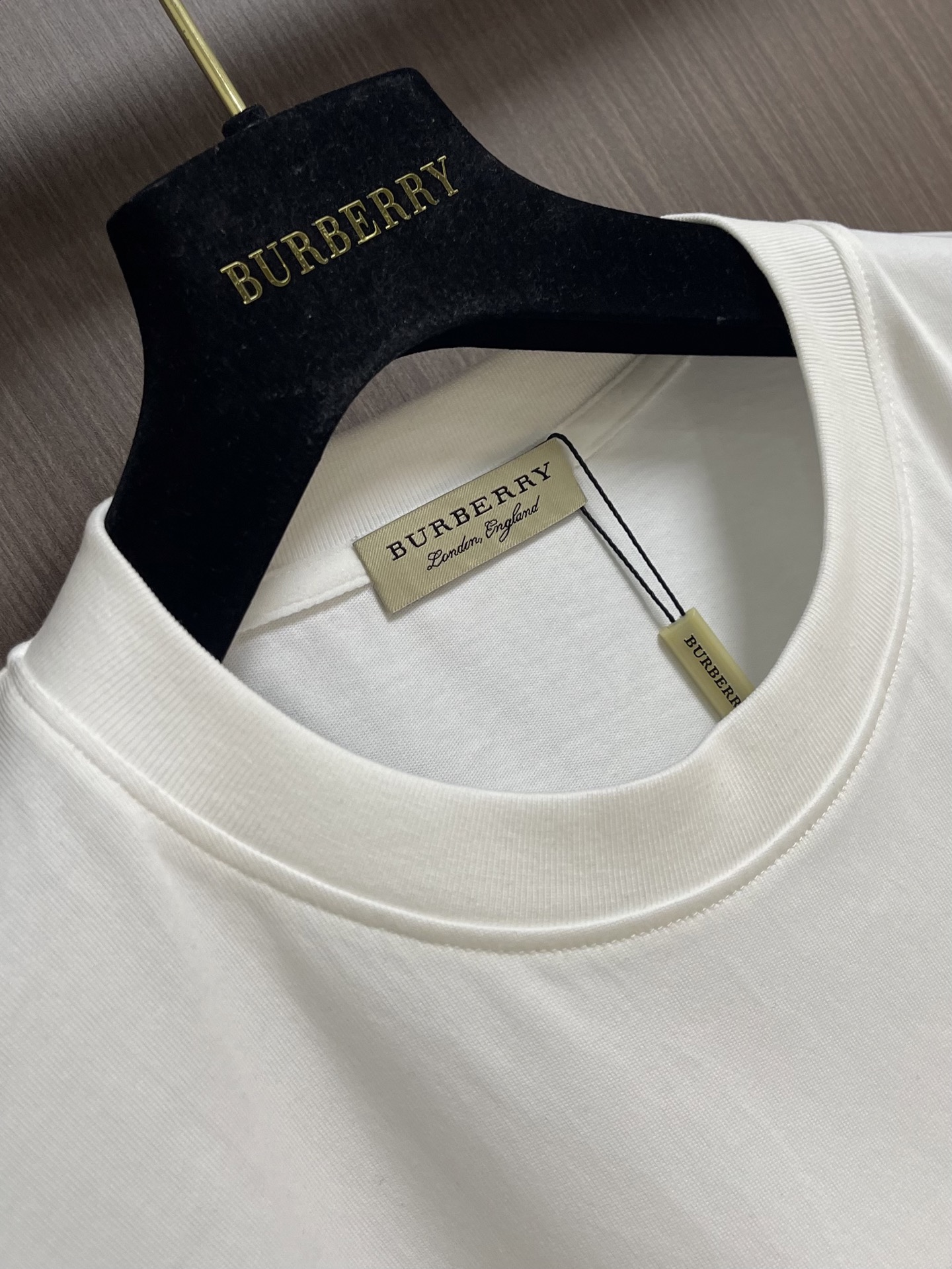 整套 Burberry巴宝莉 战马旗帜印花短袖t恤短裤套装，面料采用230克重精梳棉，定制32支1*1螺