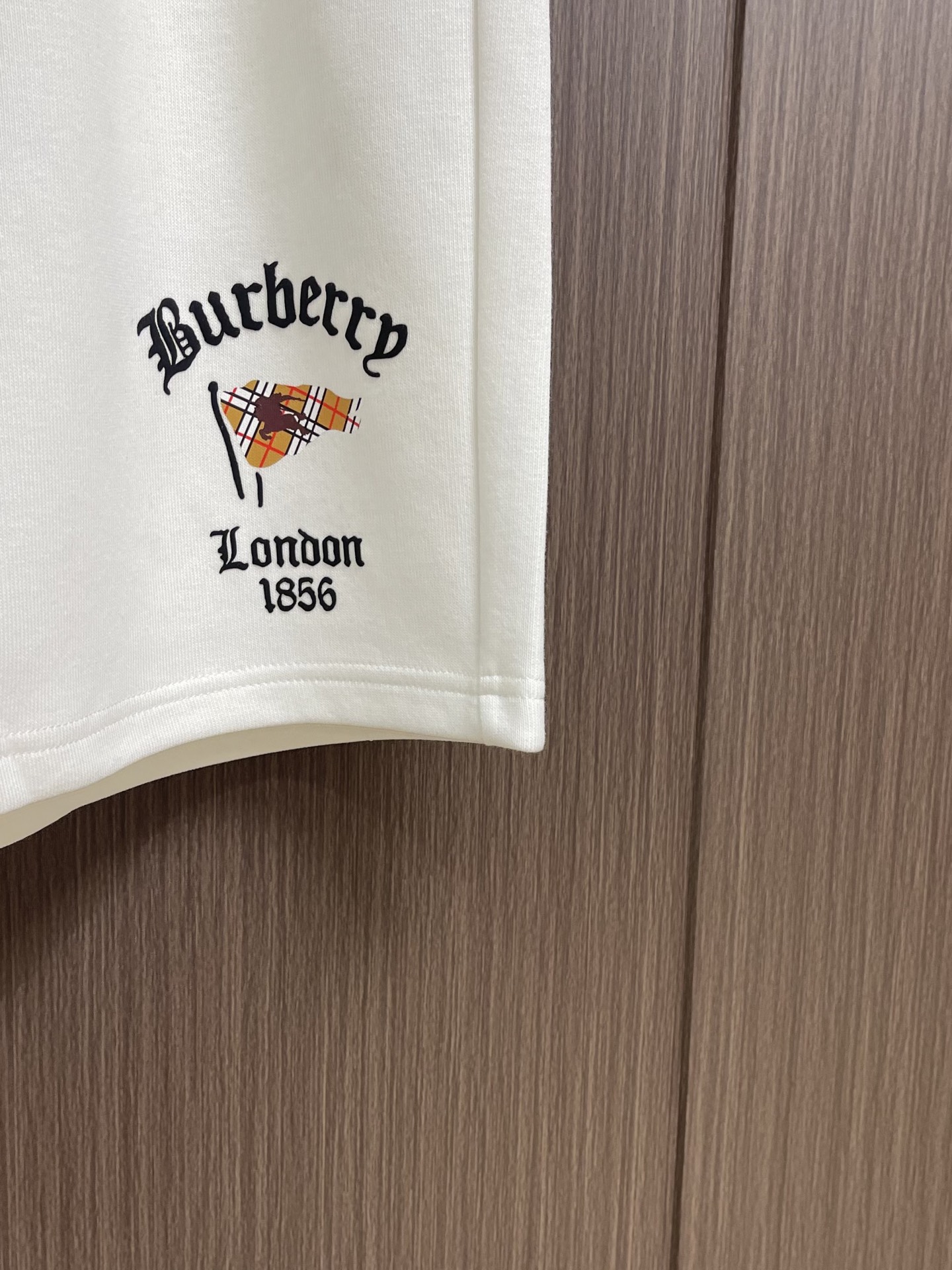 整套 Burberry巴宝莉 战马旗帜印花短袖t恤短裤套装，面料采用230克重精梳棉，定制32支1*1螺