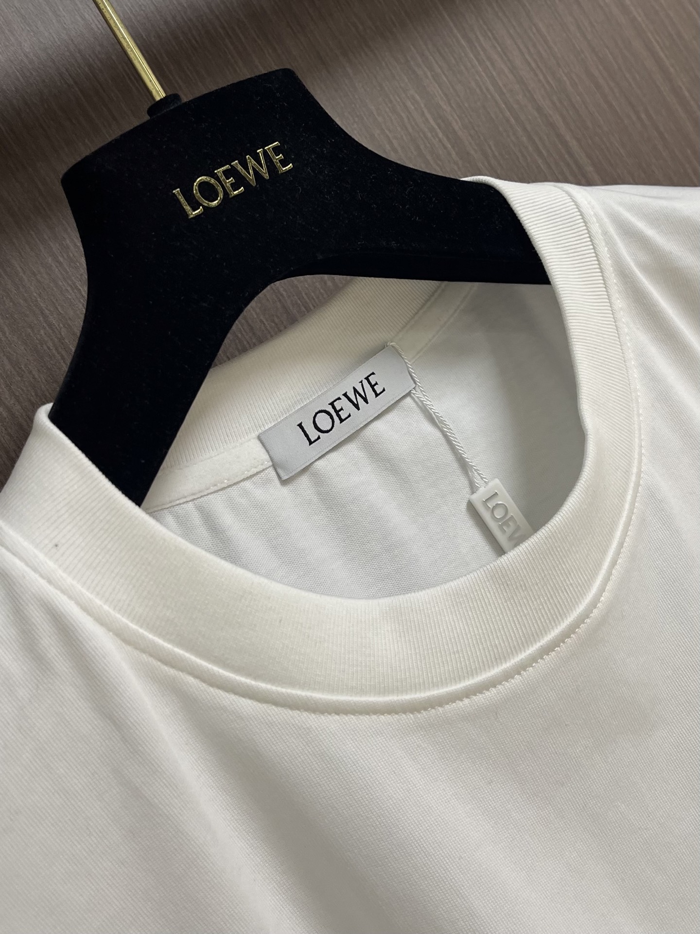 整套 Loewe罗意威 2026ss 字母logo印花短袖T恤短裤套装，面料采用240克重精梳棉，定制1