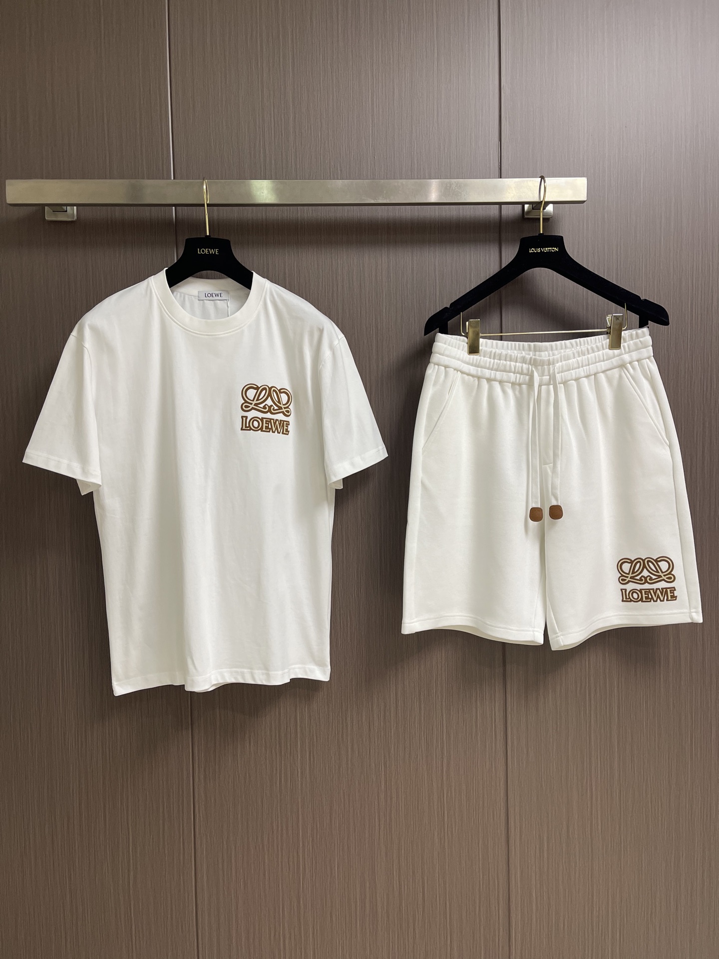 整套 Loewe罗意威 2026ss 字母logo印花短袖T恤短裤套装，面料采用240克重精梳棉，定制1
