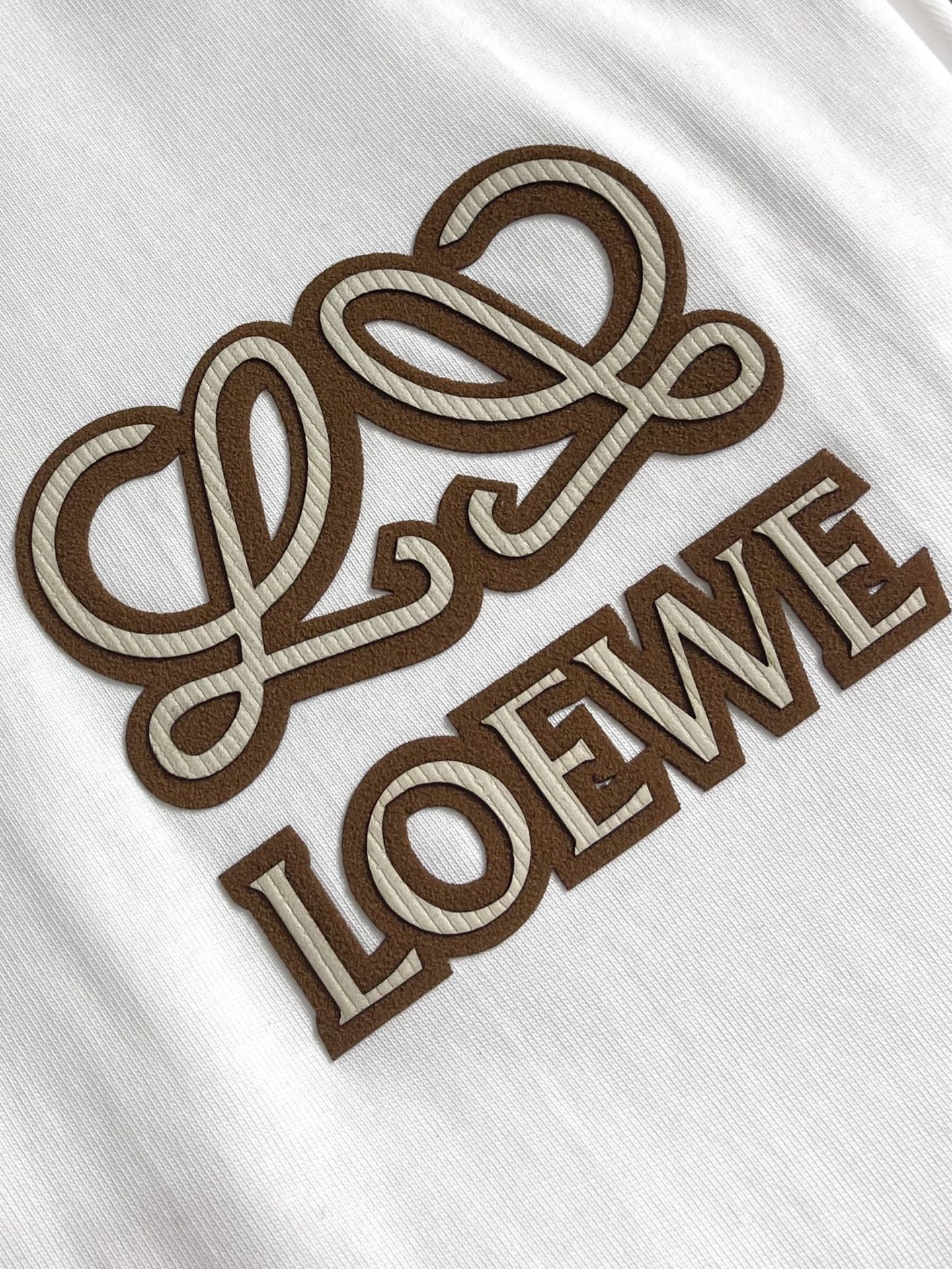 整套 Loewe罗意威 2026ss 字母logo印花短袖T恤短裤套装，面料采用240克重精梳棉，定制1